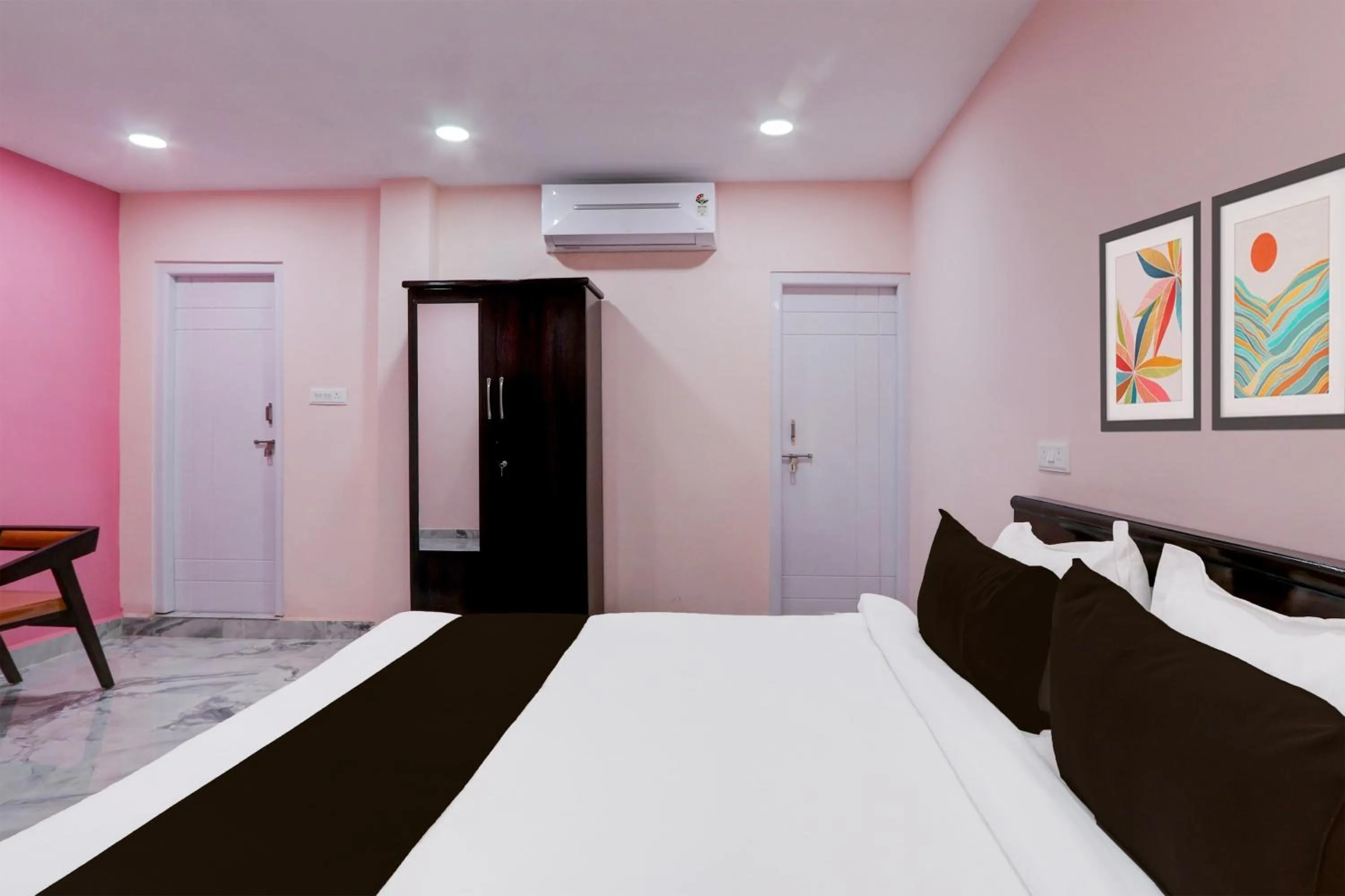 Bedroom, Bed in Hotel O Ss ome inn ultra luxury rooms