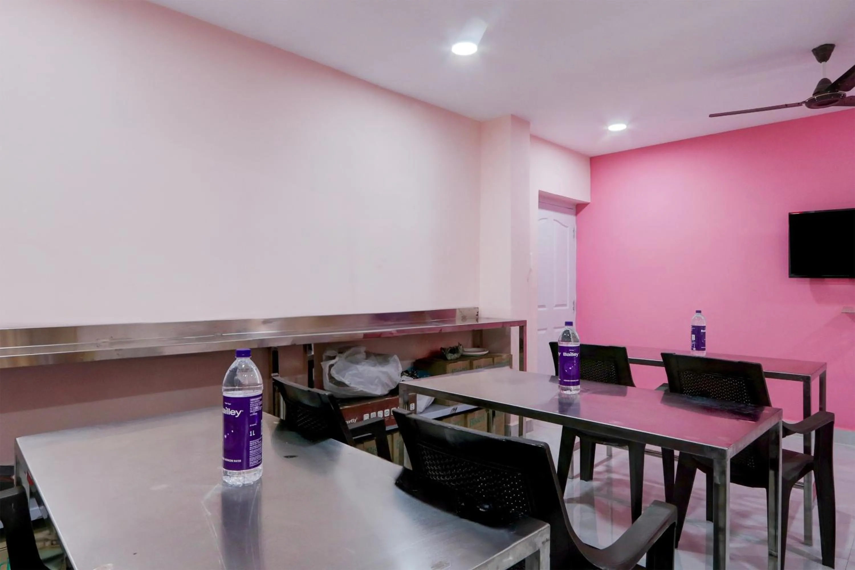 Restaurant/places to eat in Hotel O Ss ome inn ultra luxury rooms