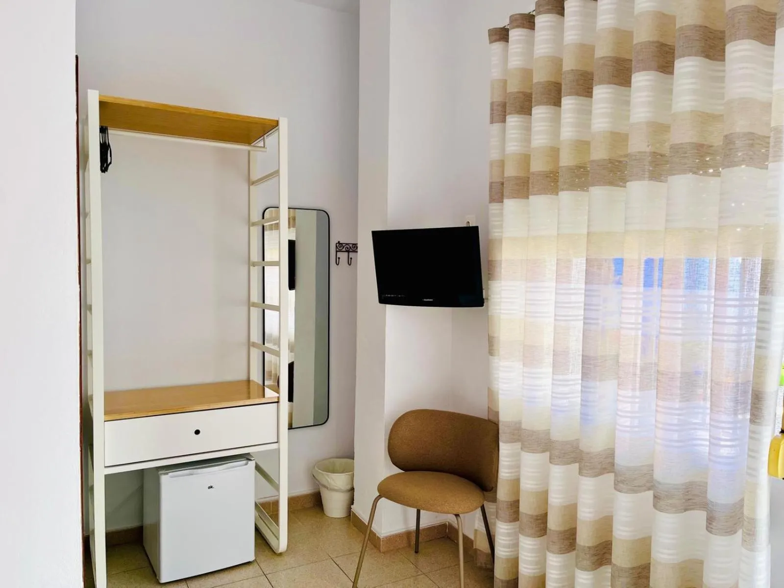 wardrobe, Bed in Hostal El Faro