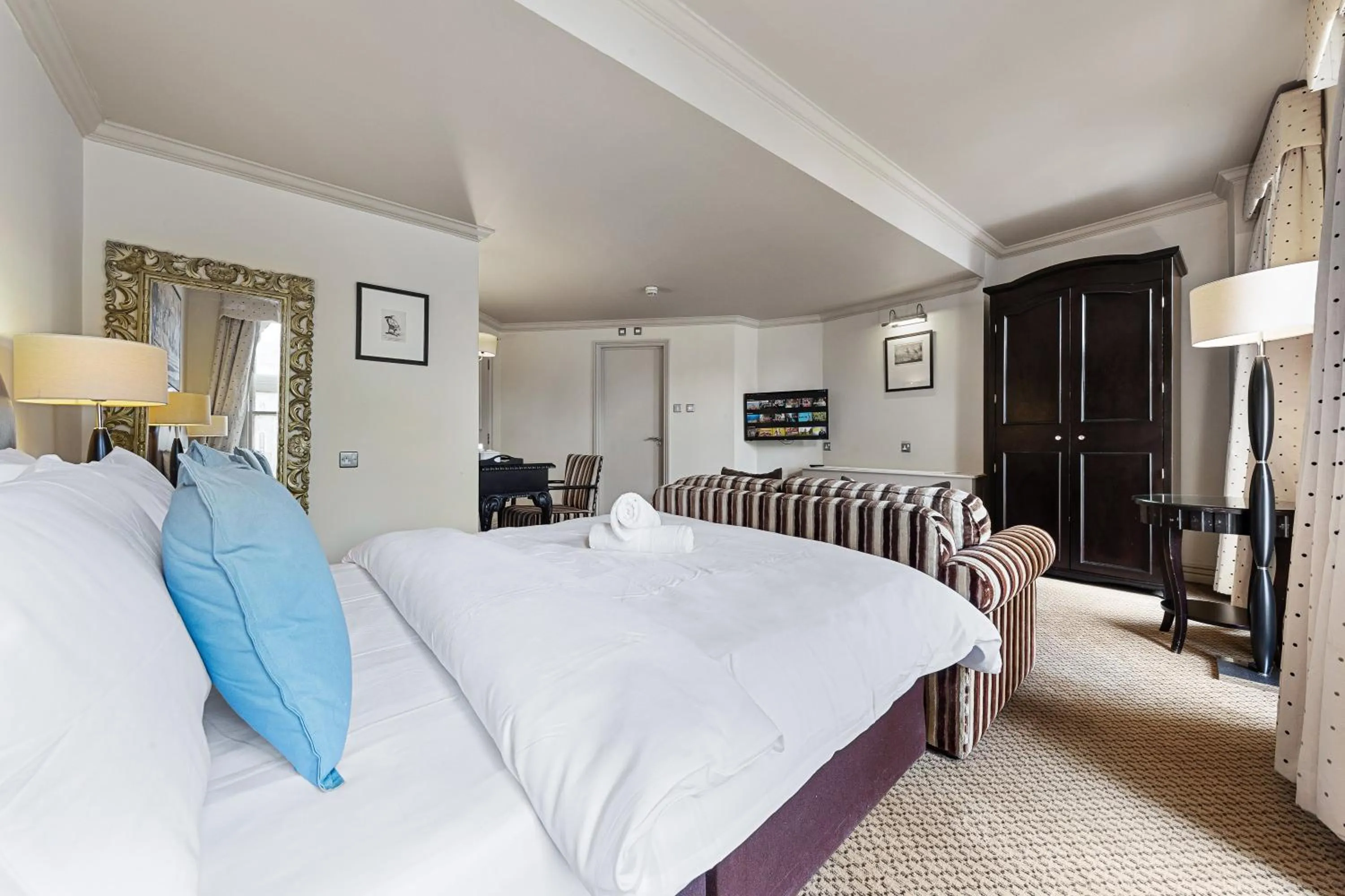 Photo of the whole room, Bed in Harte & Garter