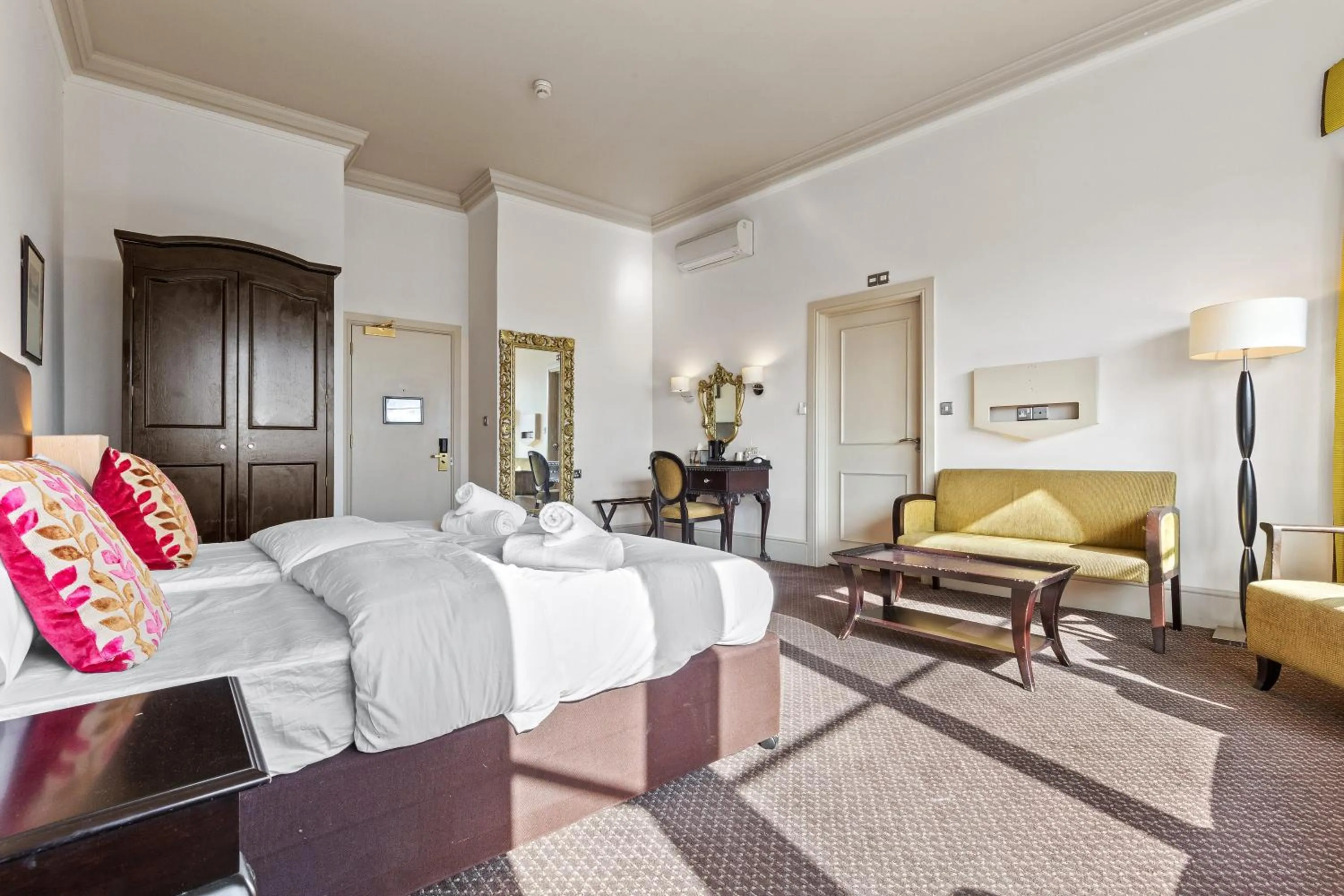 Photo of the whole room, Bed in Harte & Garter