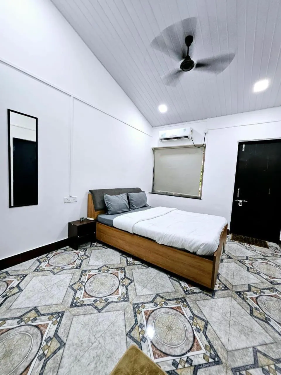 Bedroom, Bed in Don's Villa - Lonavala