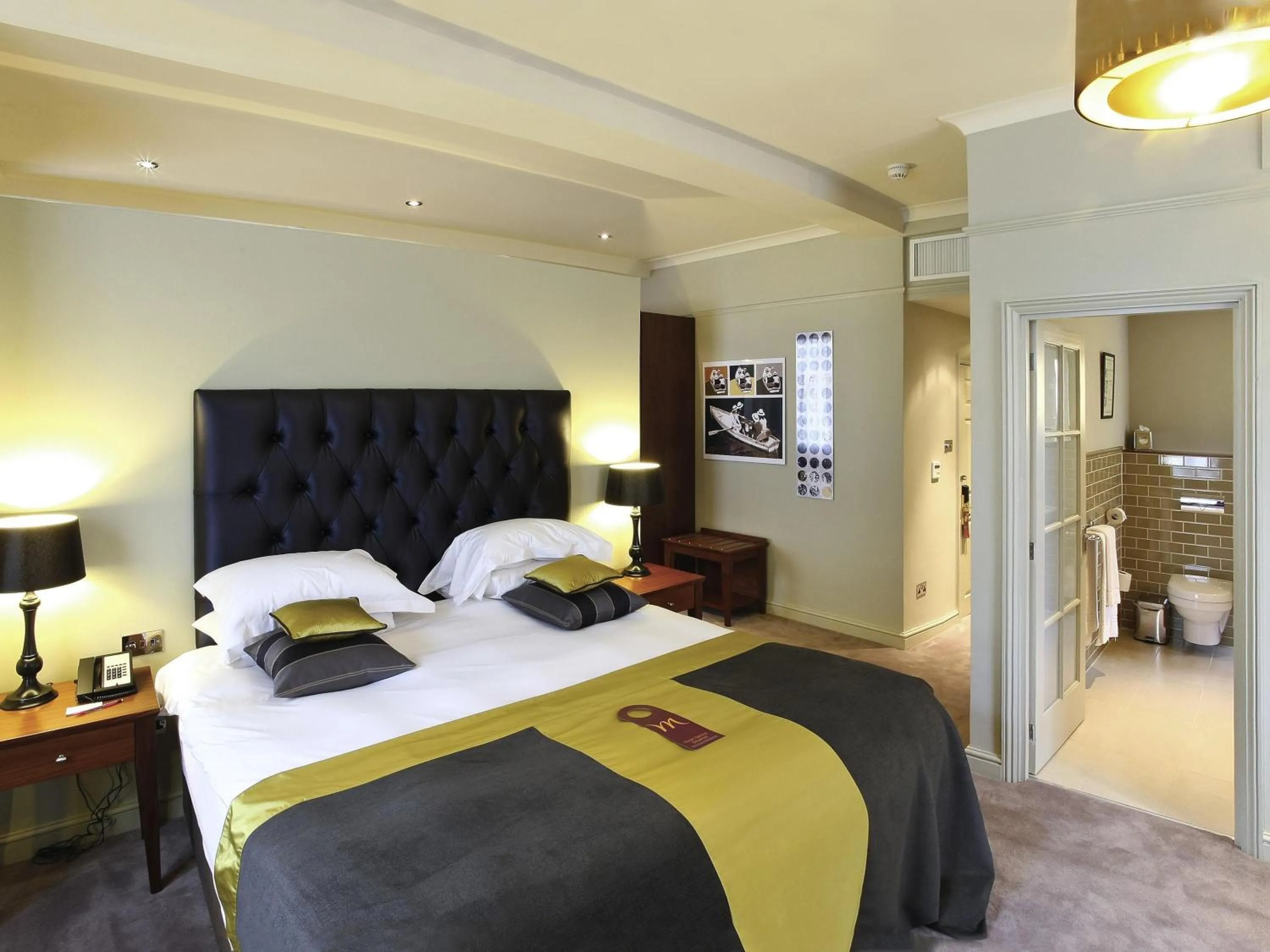 Bedroom, Bed in Mercure Oxford Eastgate Hotel