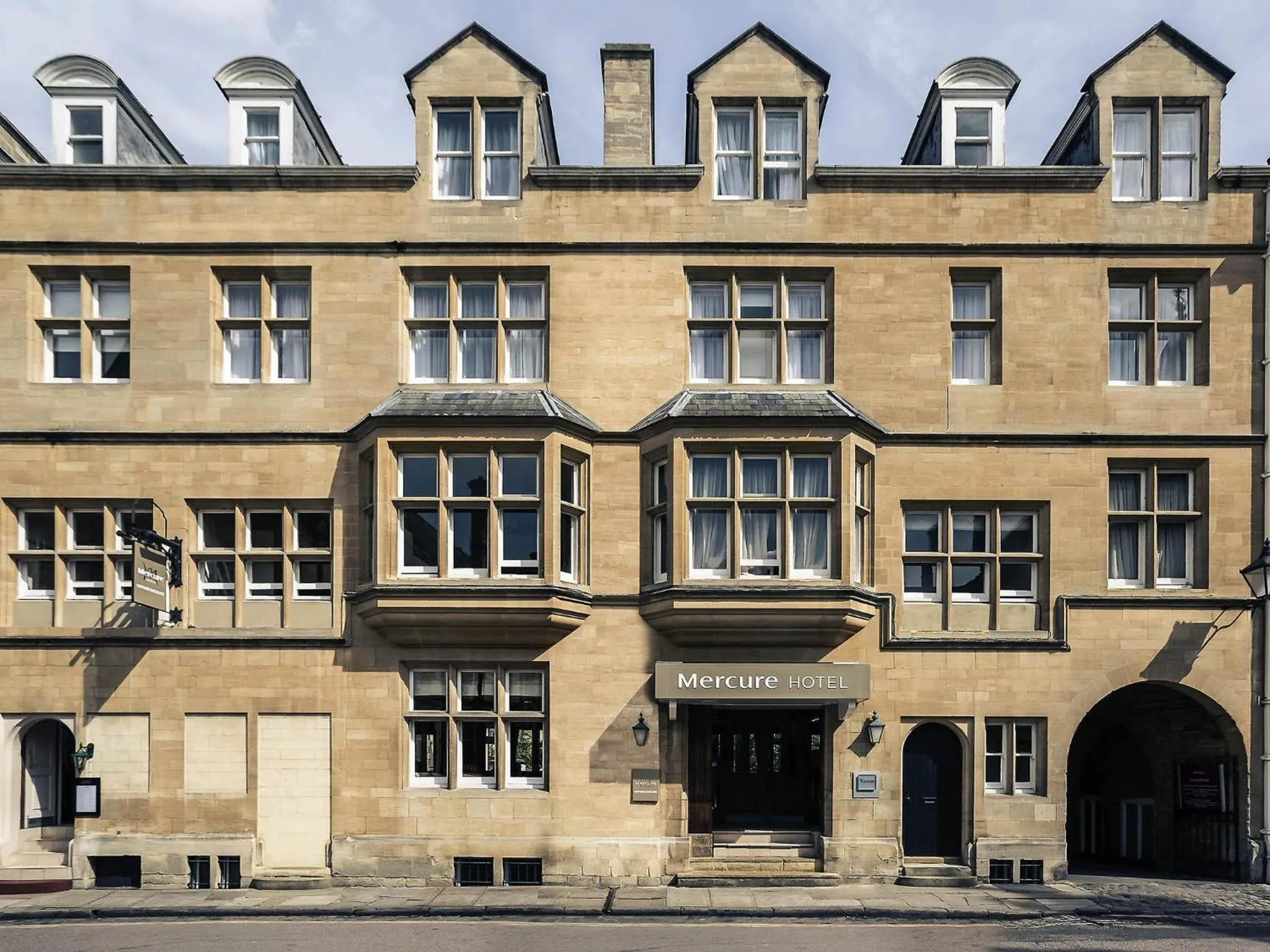 Property building in Mercure Oxford Eastgate Hotel