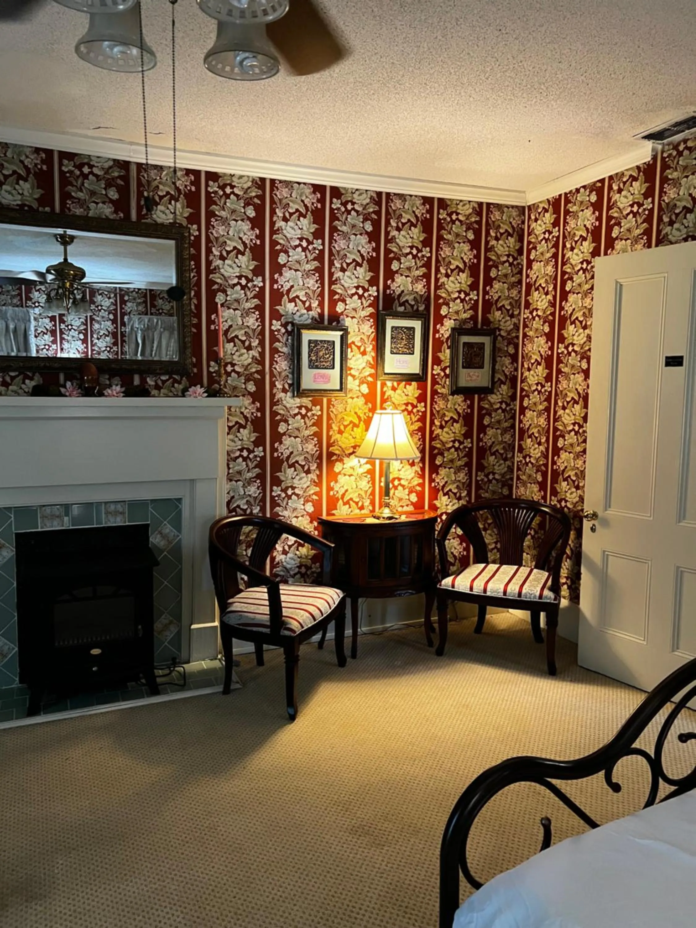 Seating area in Commodore Bed & Breakfast
