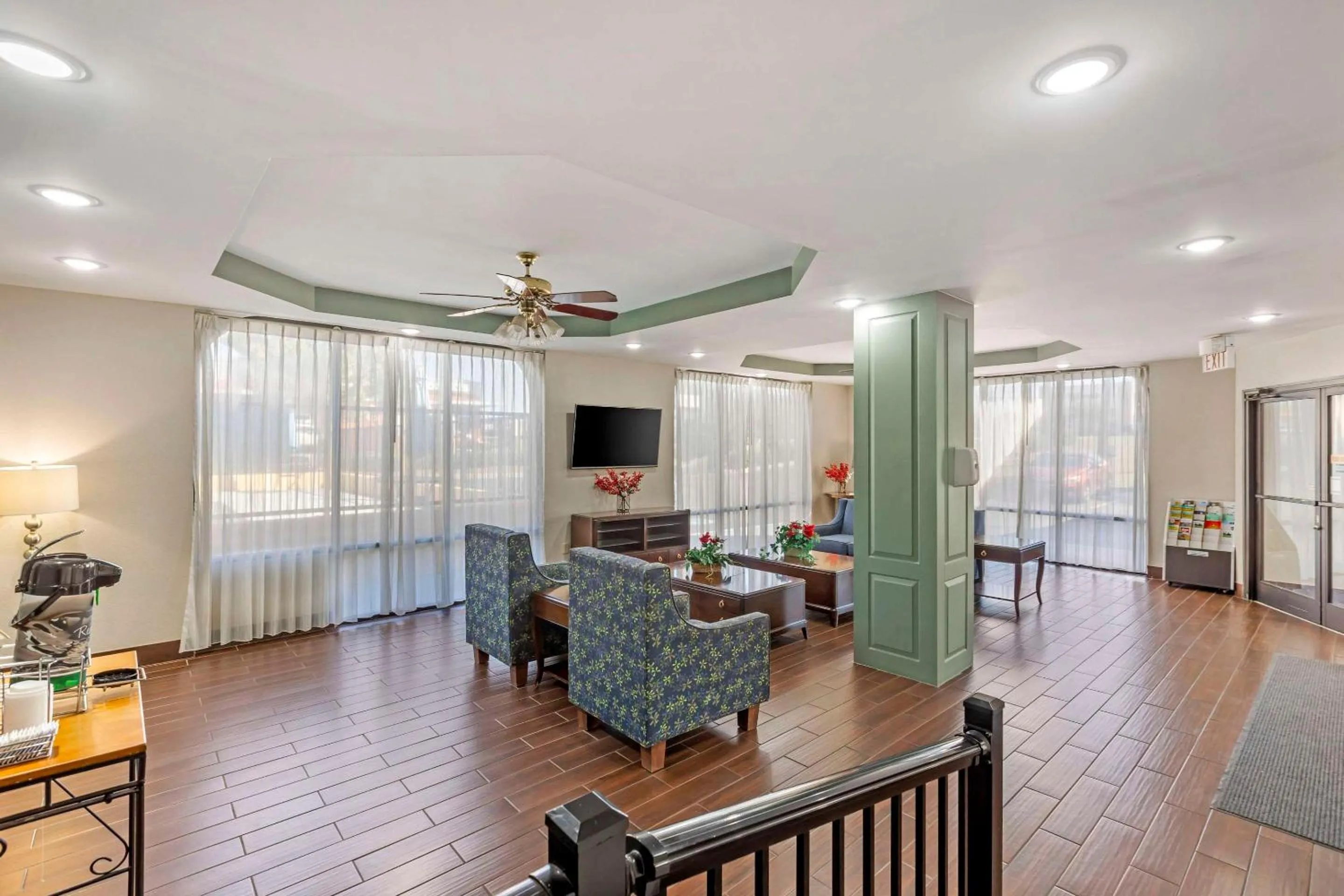 Lobby or reception in Suburban Studios Orangeburg