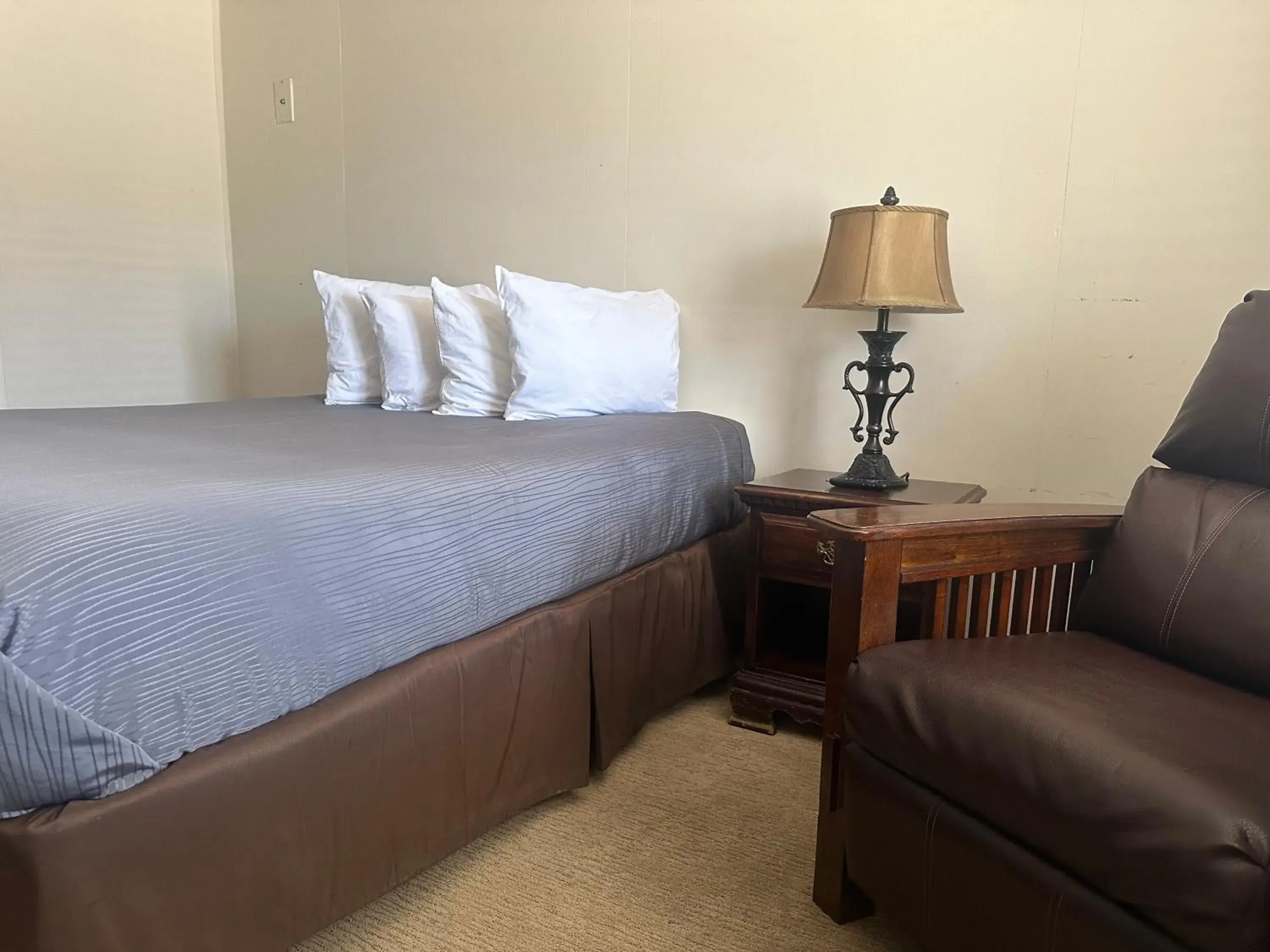 Queen Room in Grand Central Motel Queen Room in Grand Central Motel