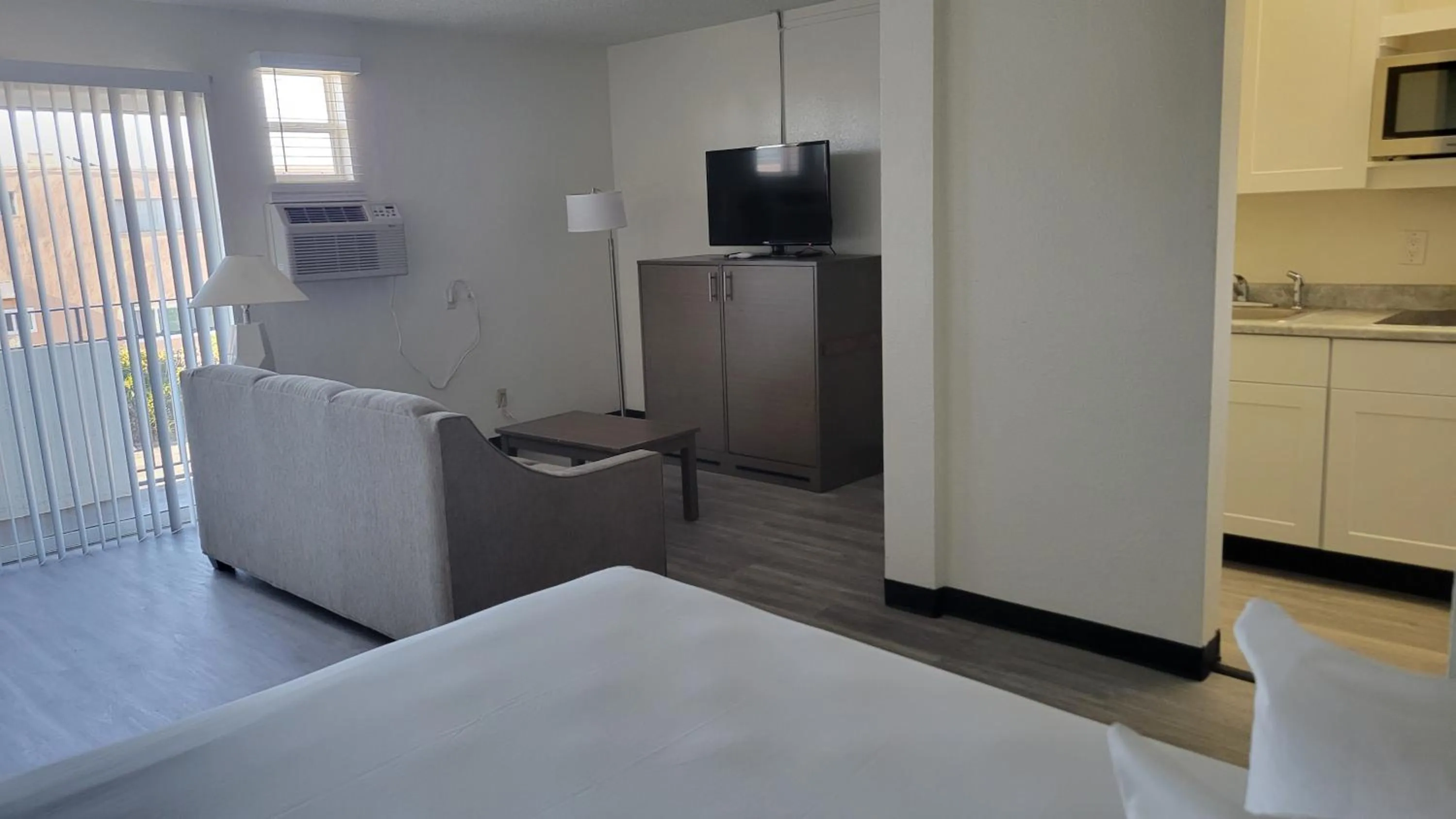 Bed in MC Pacific Inn & Suites Torrance