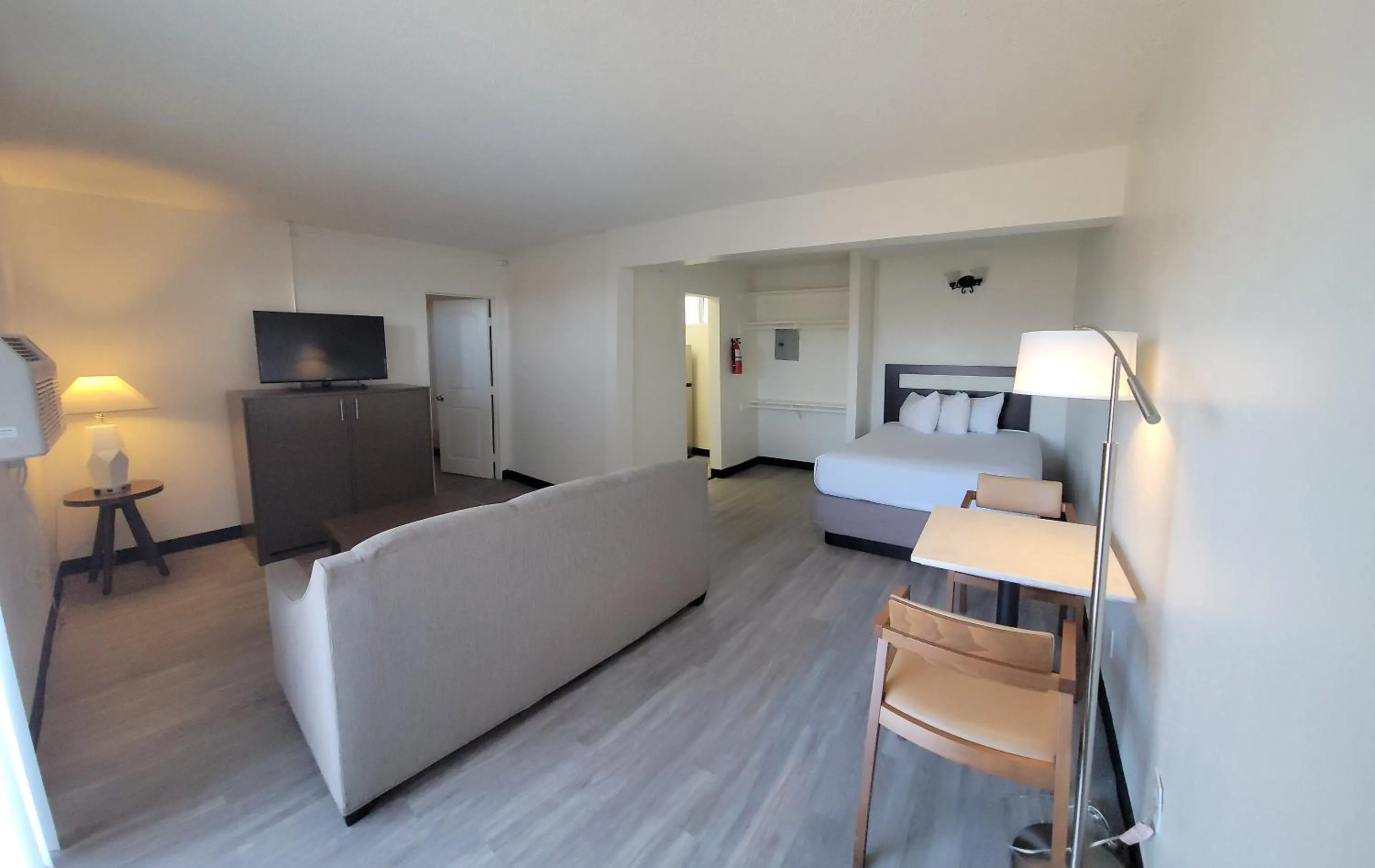 Bed in MC Pacific Inn & Suites Torrance