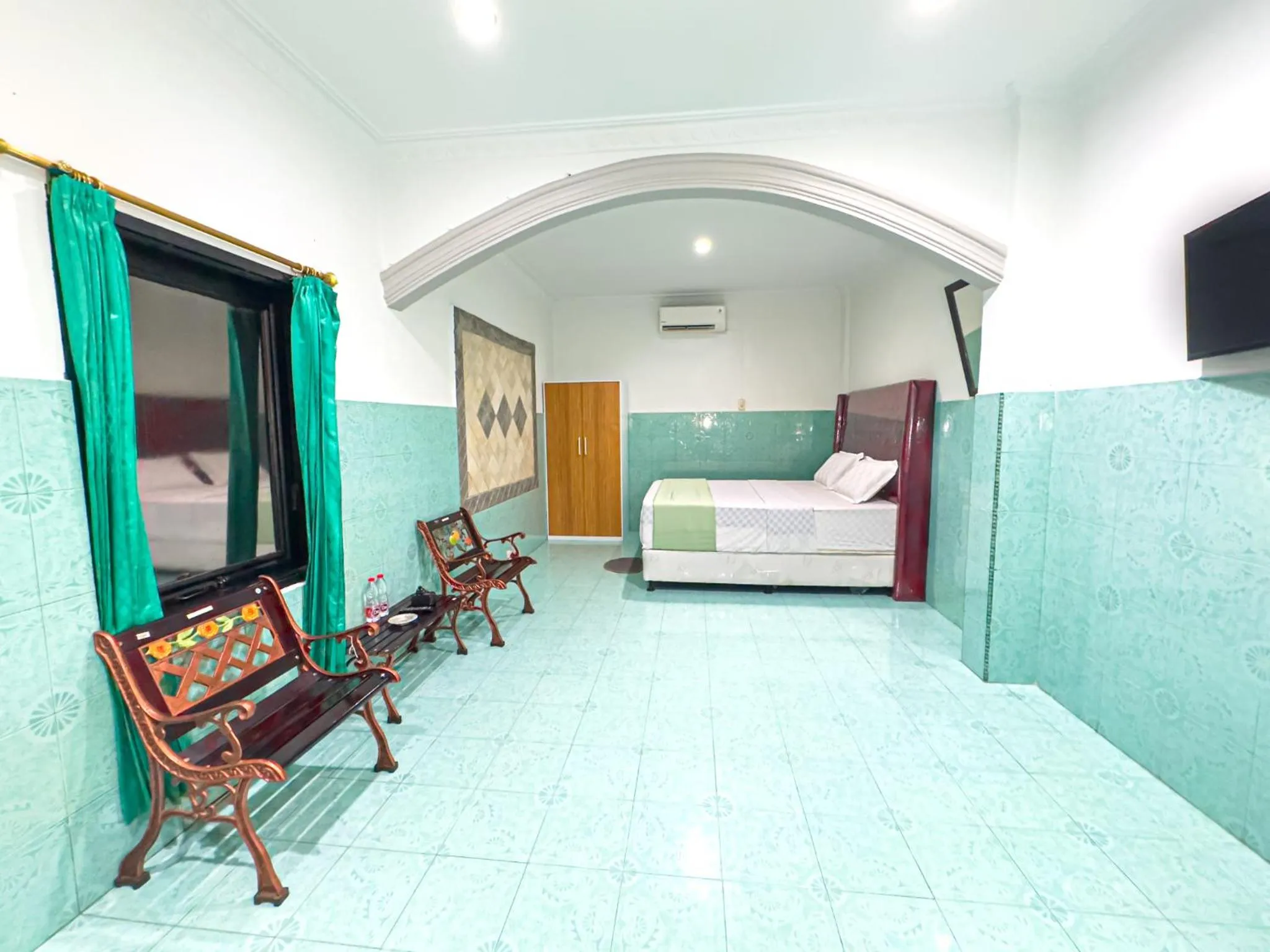 Communal lounge/ TV room in Hotel Grand Bandara