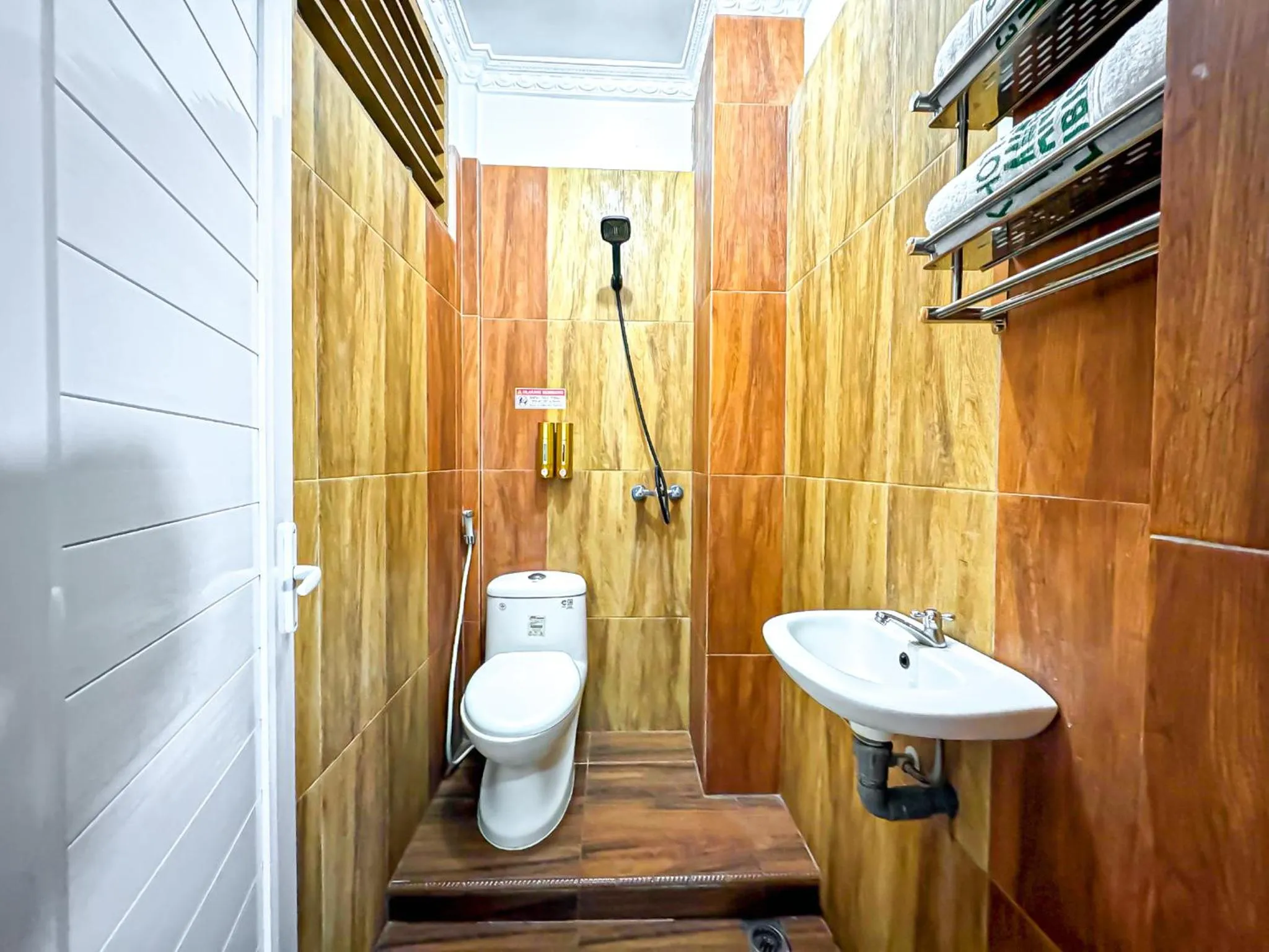 Shower in Hotel Grand Bandara