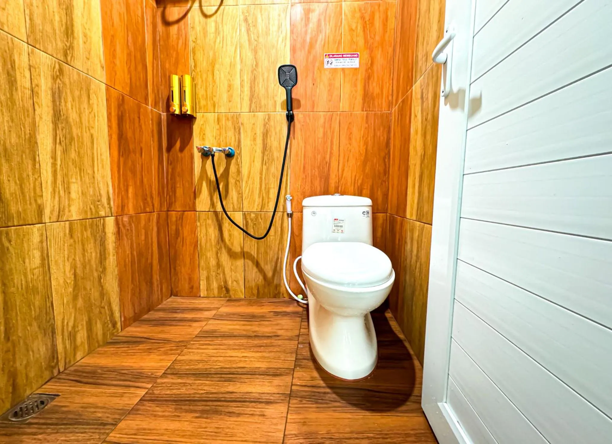 Toilet in Hotel Grand Bandara