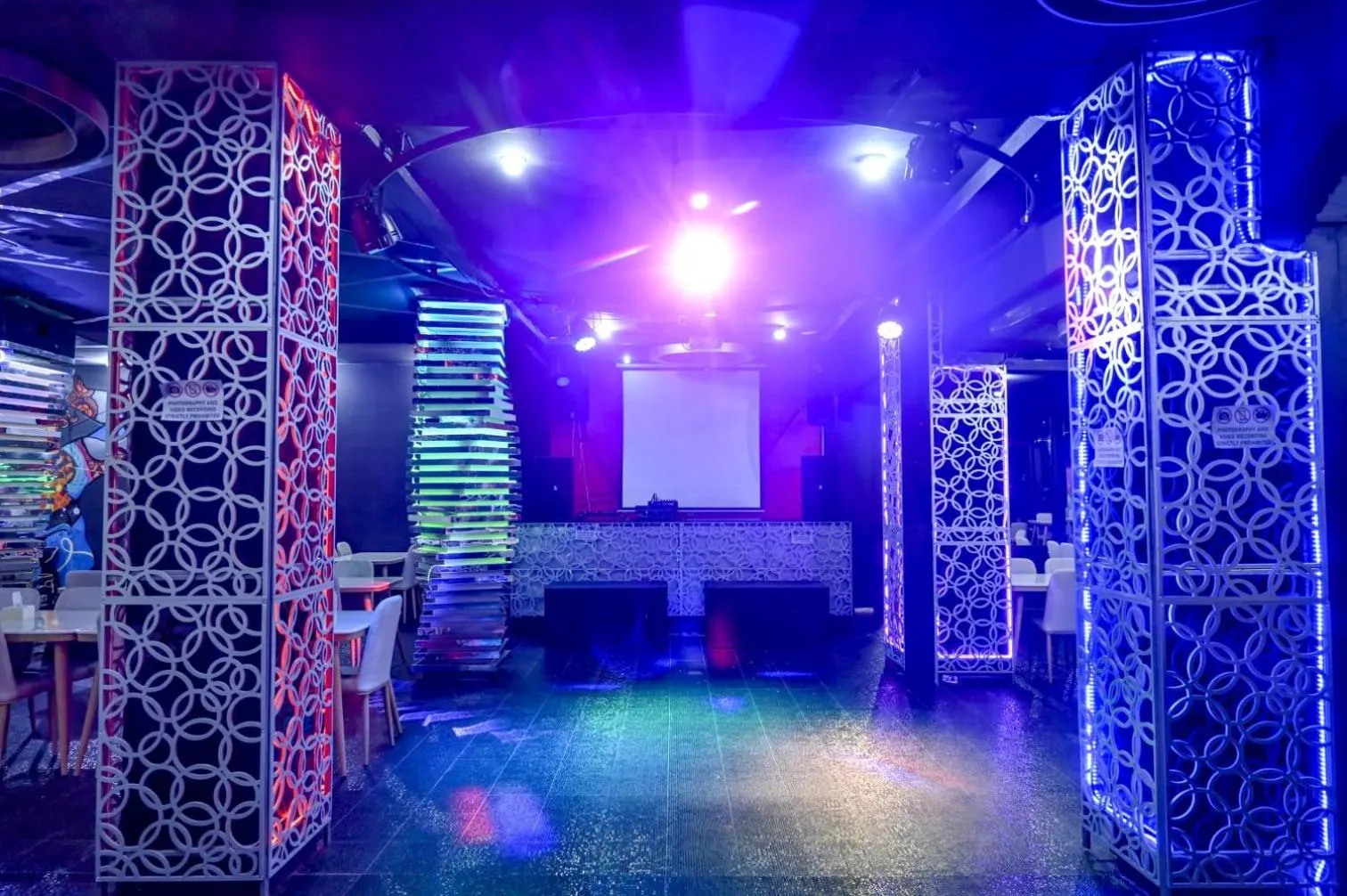 Evening entertainment in Le Manate