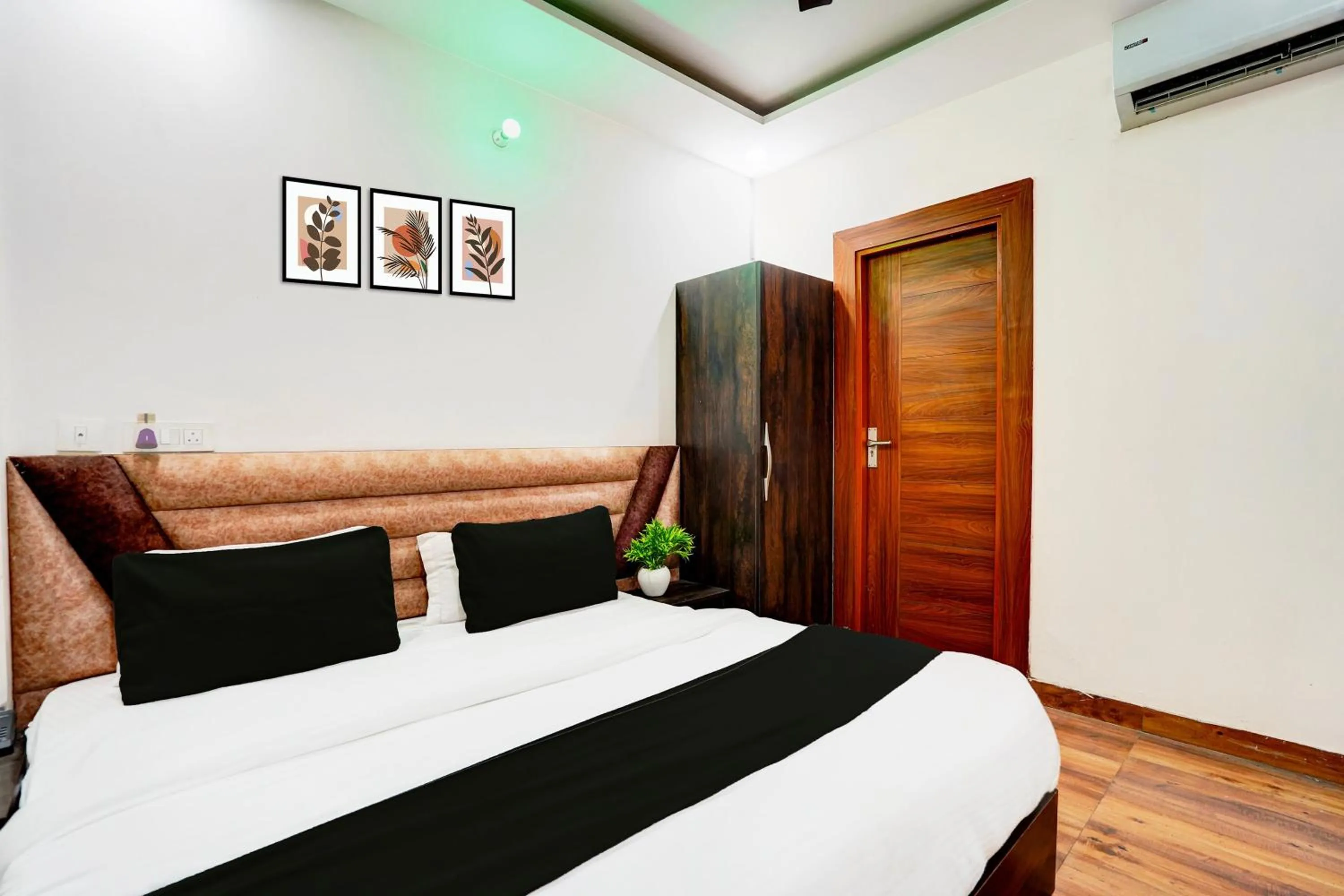 Bedroom in HOTEL O BONJOUR .INN NEAR CROWN PLAZA