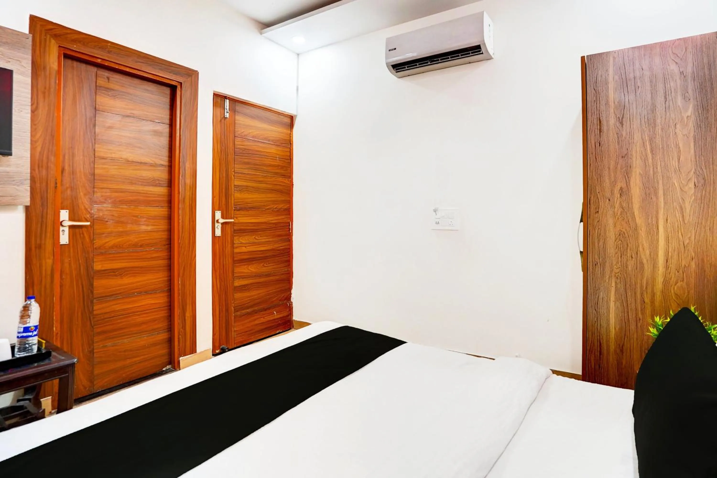 Bedroom in HOTEL O BONJOUR .INN NEAR CROWN PLAZA