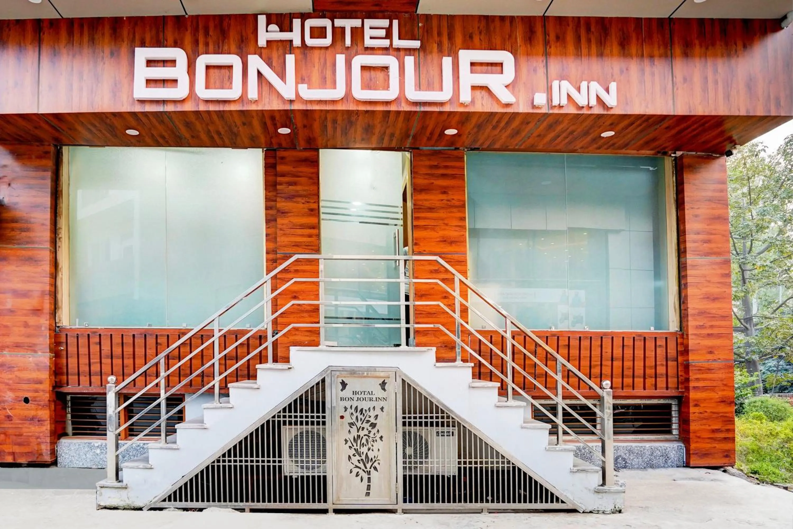 Facade/entrance in HOTEL O BONJOUR .INN NEAR CROWN PLAZA