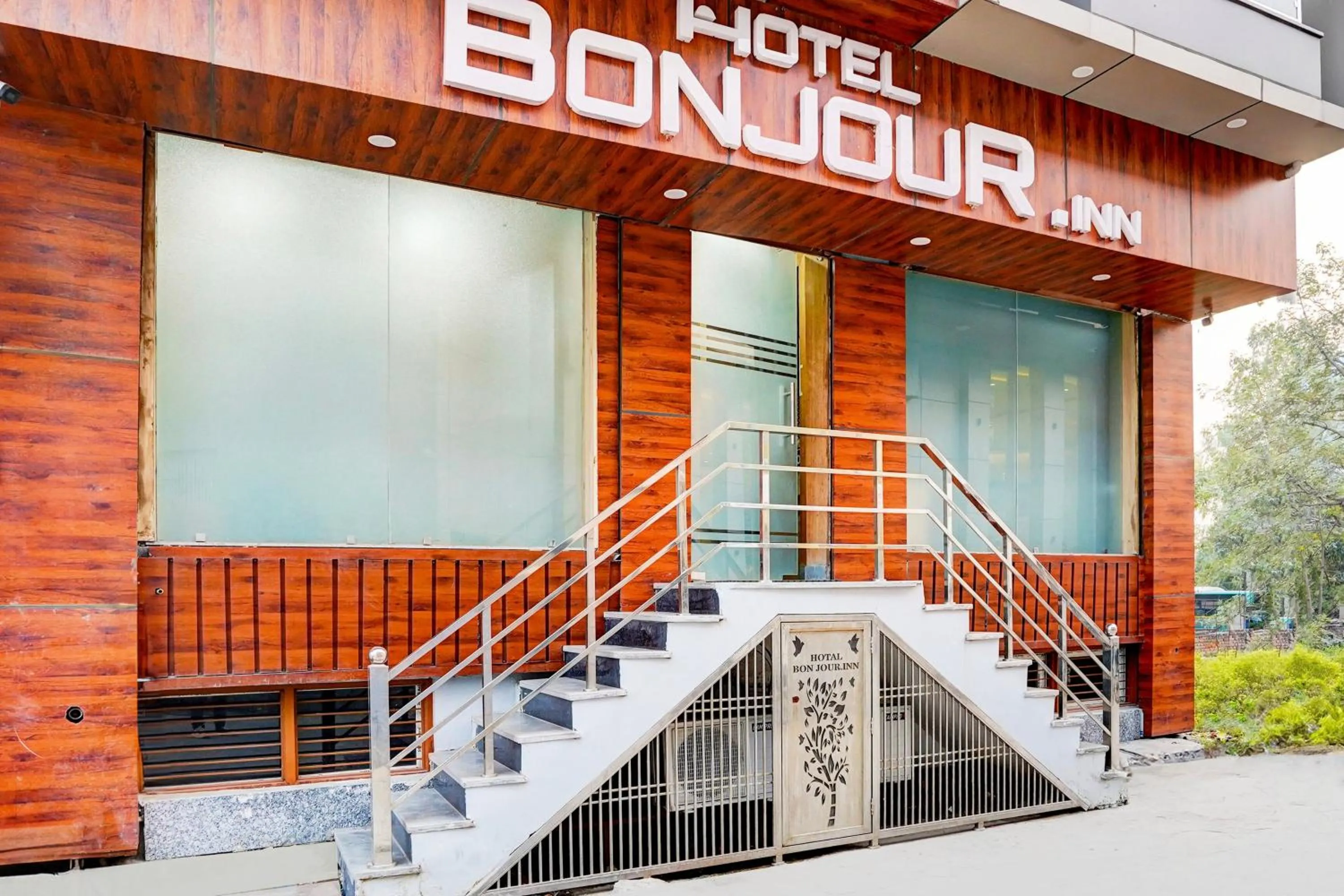 Facade/entrance in HOTEL O BONJOUR .INN NEAR CROWN PLAZA