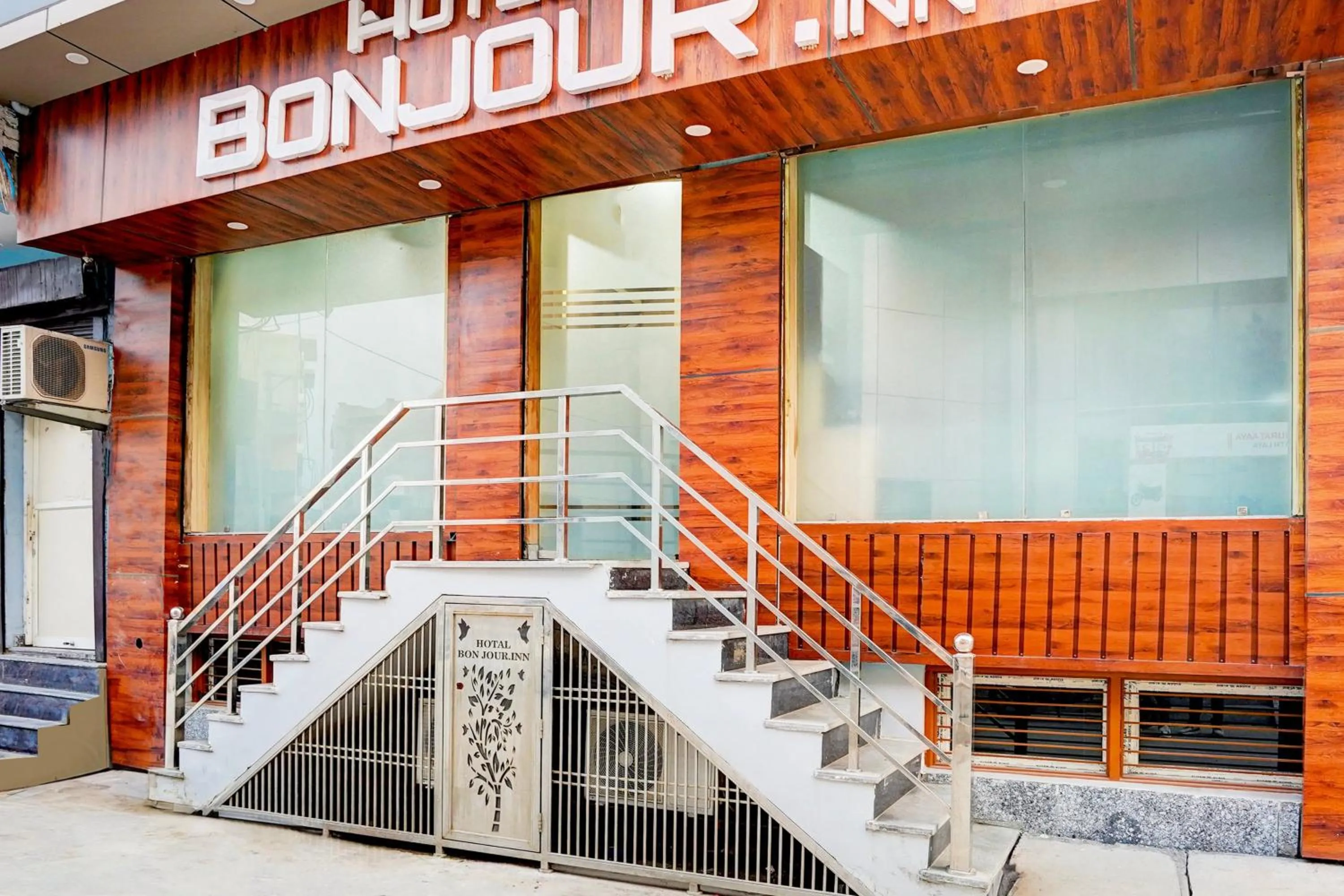 Facade/entrance in HOTEL O BONJOUR .INN NEAR CROWN PLAZA