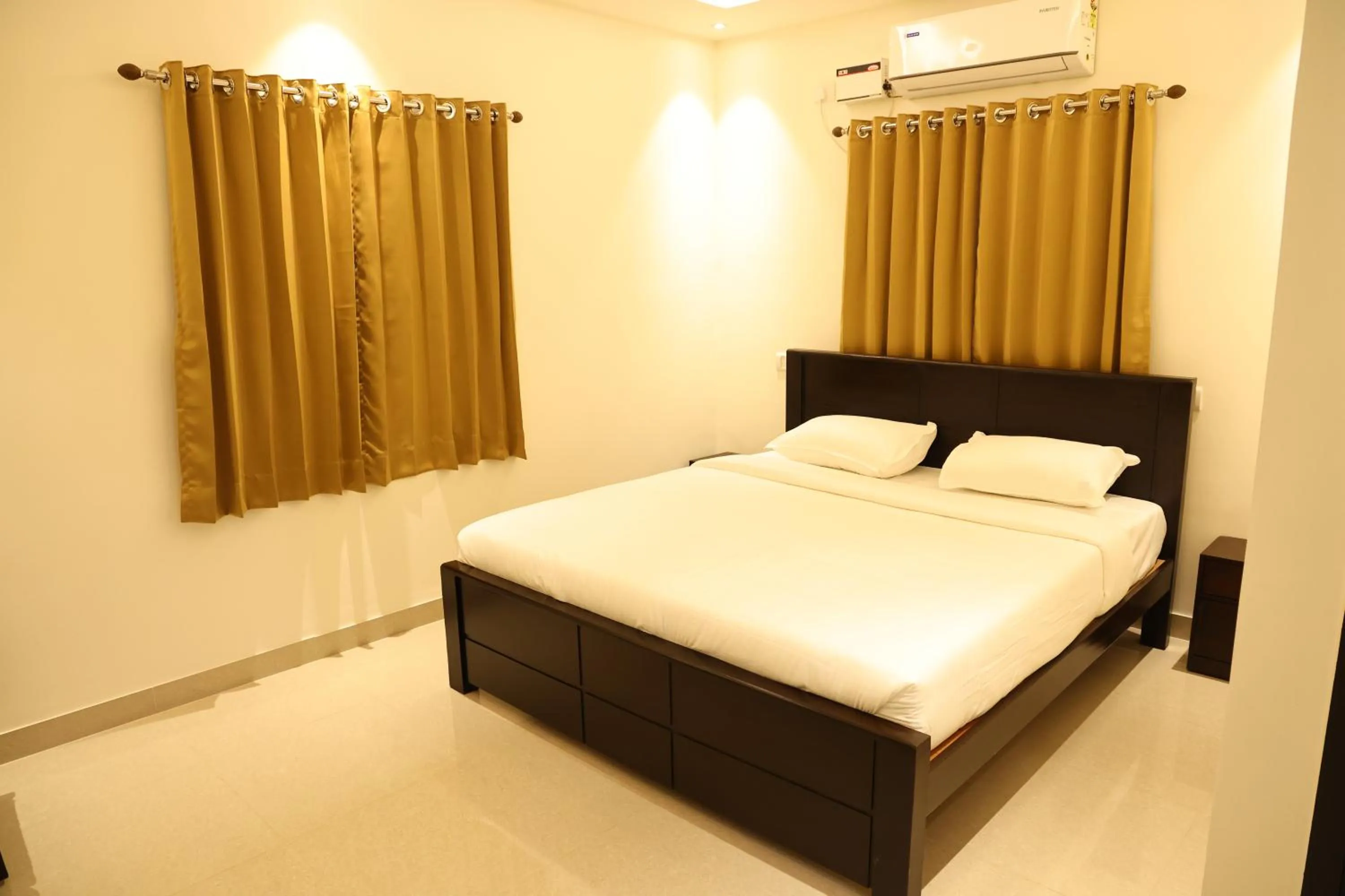 Bedroom, Bed in Vibha by Sri Lakshmi Homes