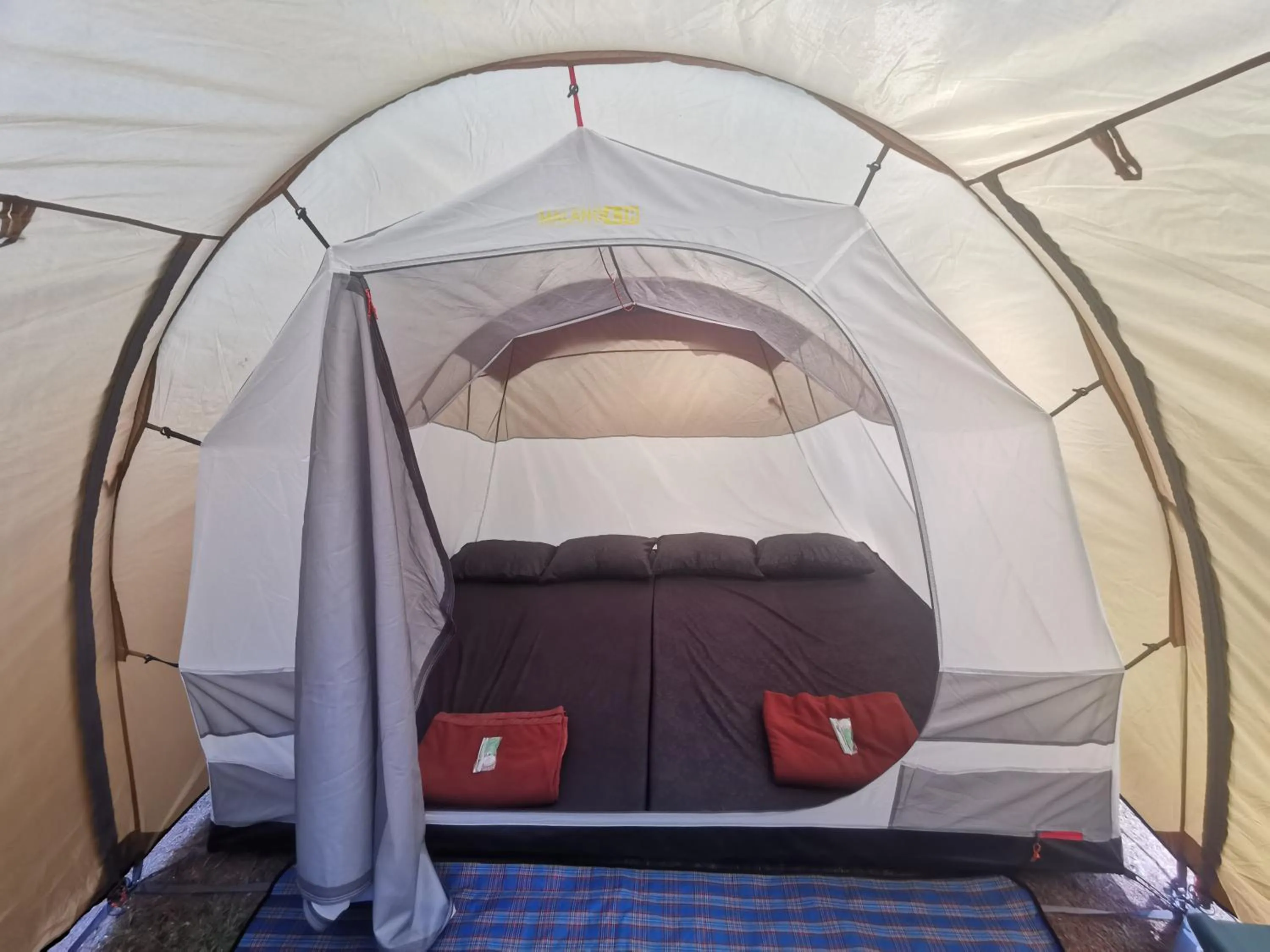 Bedroom, Bed in corak alam glamping