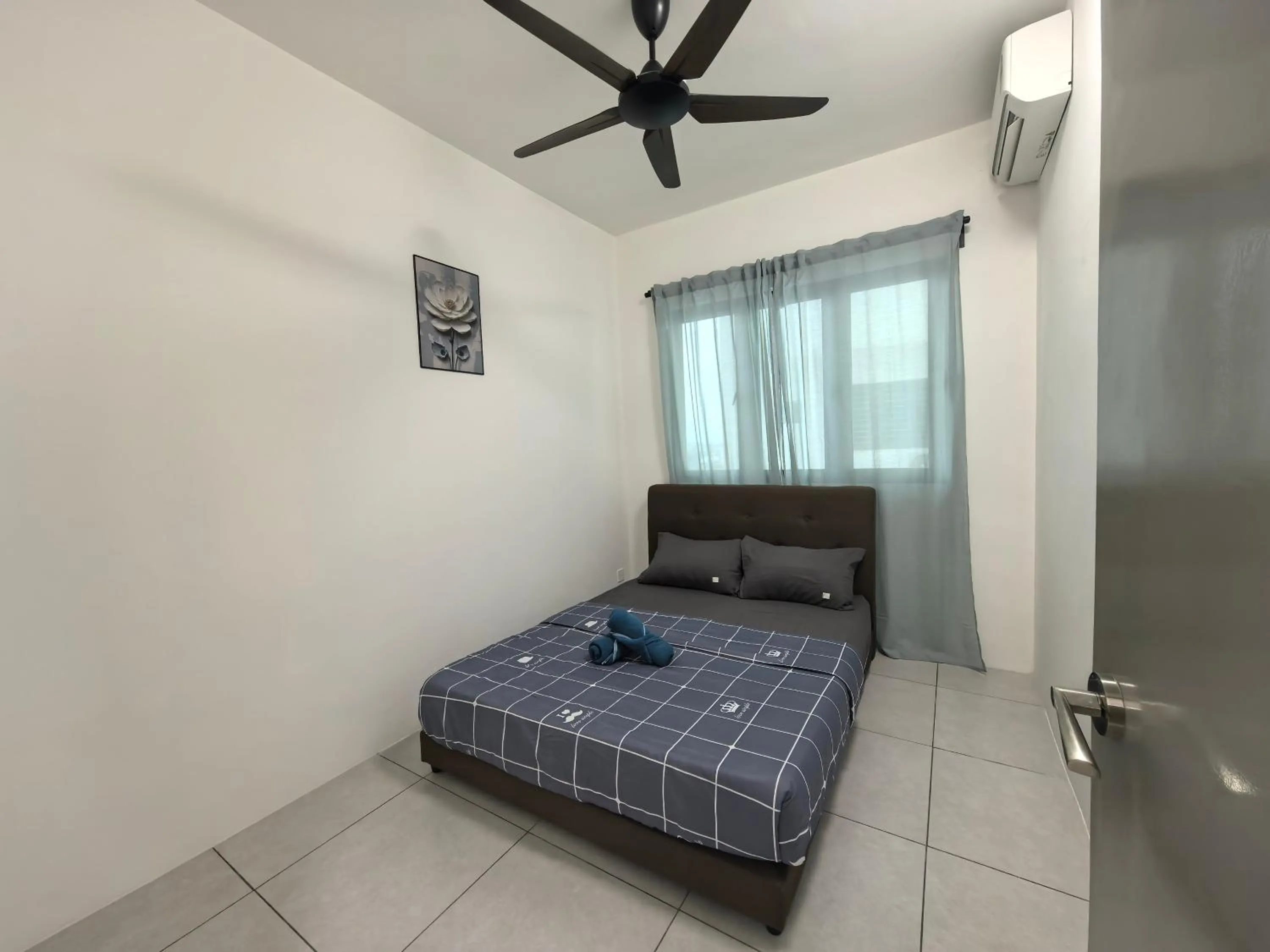 Bed in Bahagia Family House in Meritus