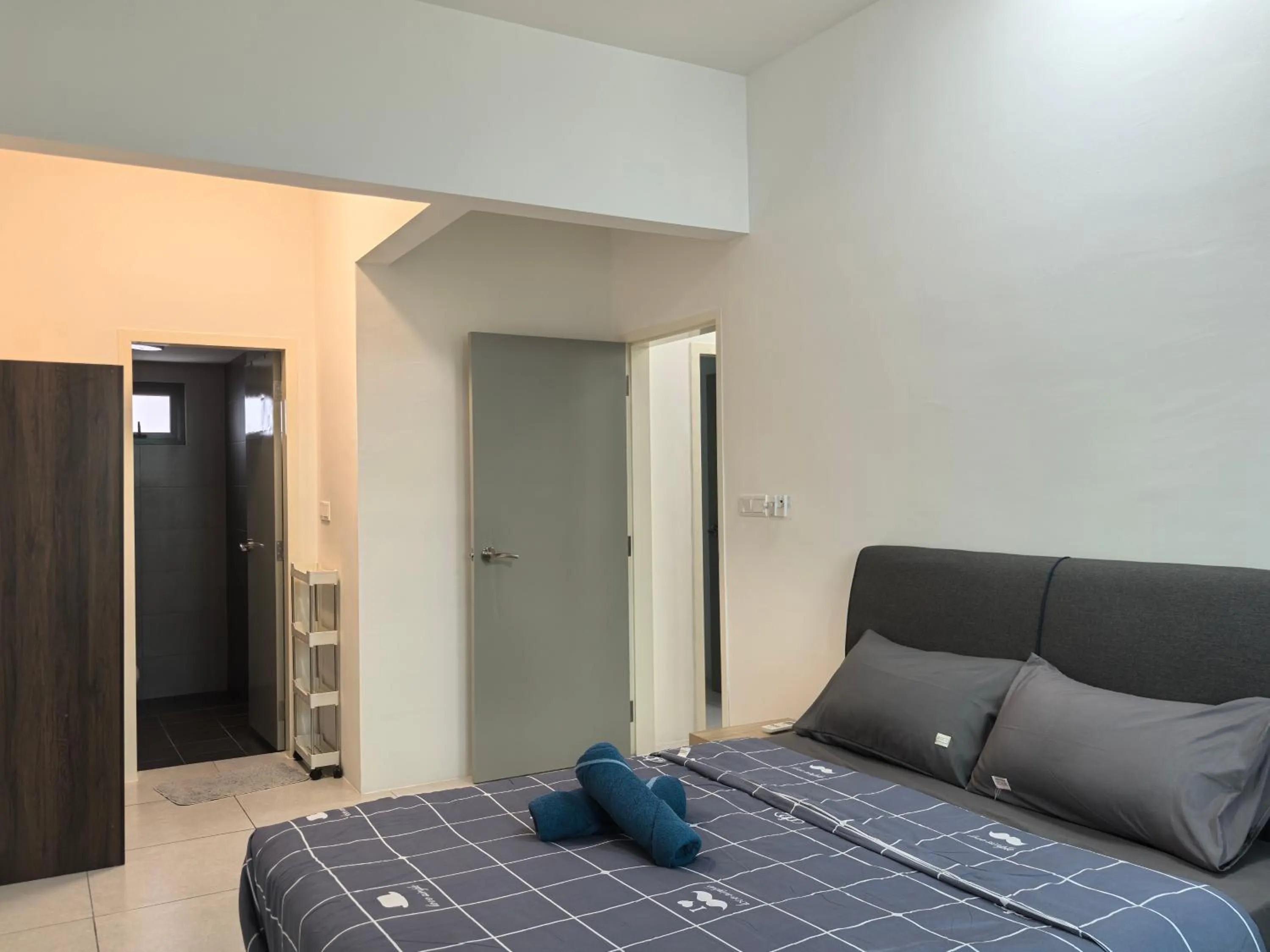 Bed in Bahagia Family House in Meritus