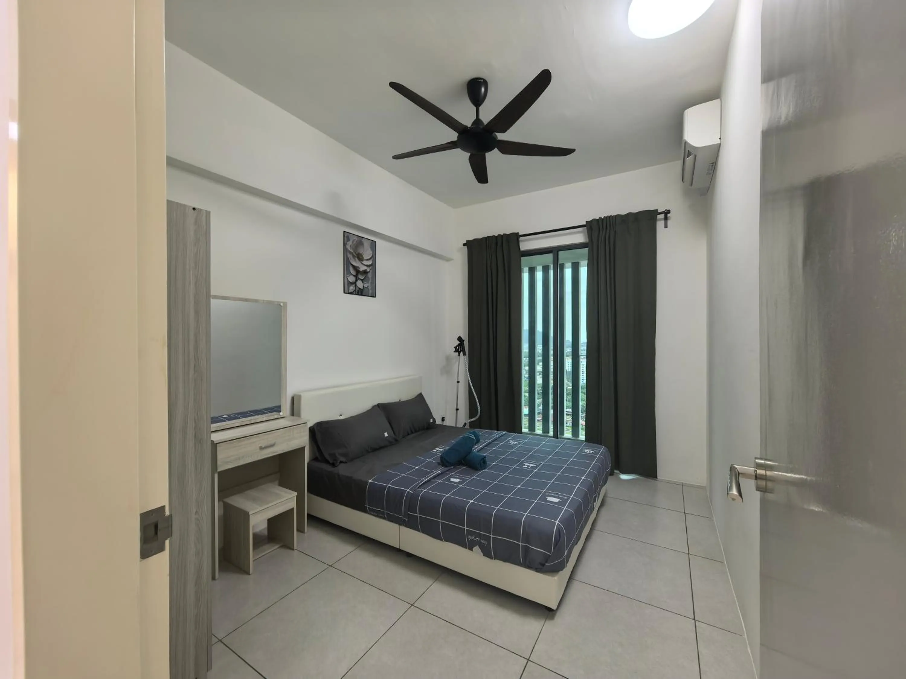 Bed in Bahagia Family House in Meritus