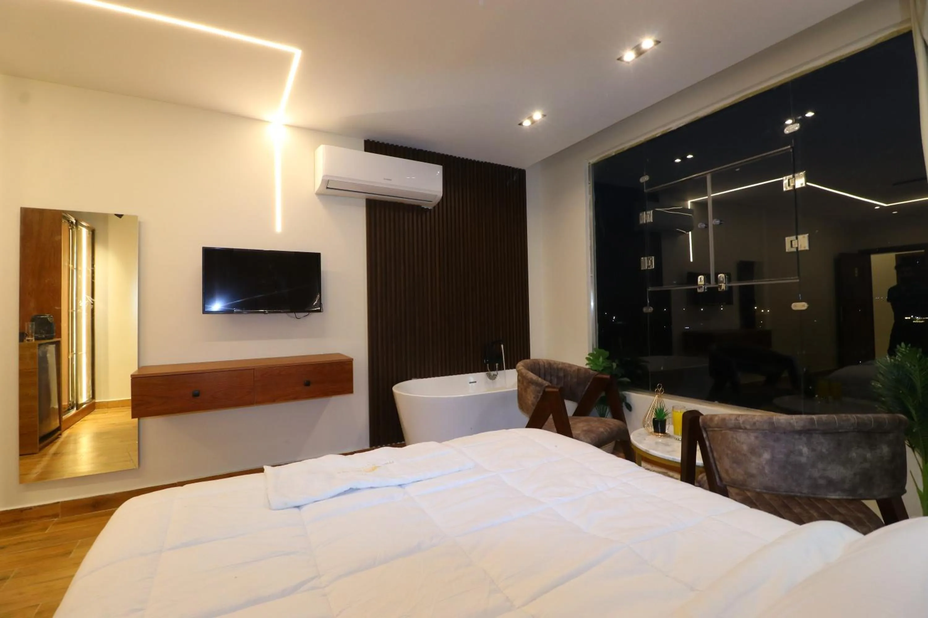 Photo of the whole room, Bed in Pyramids Skyline Hotel Cairo