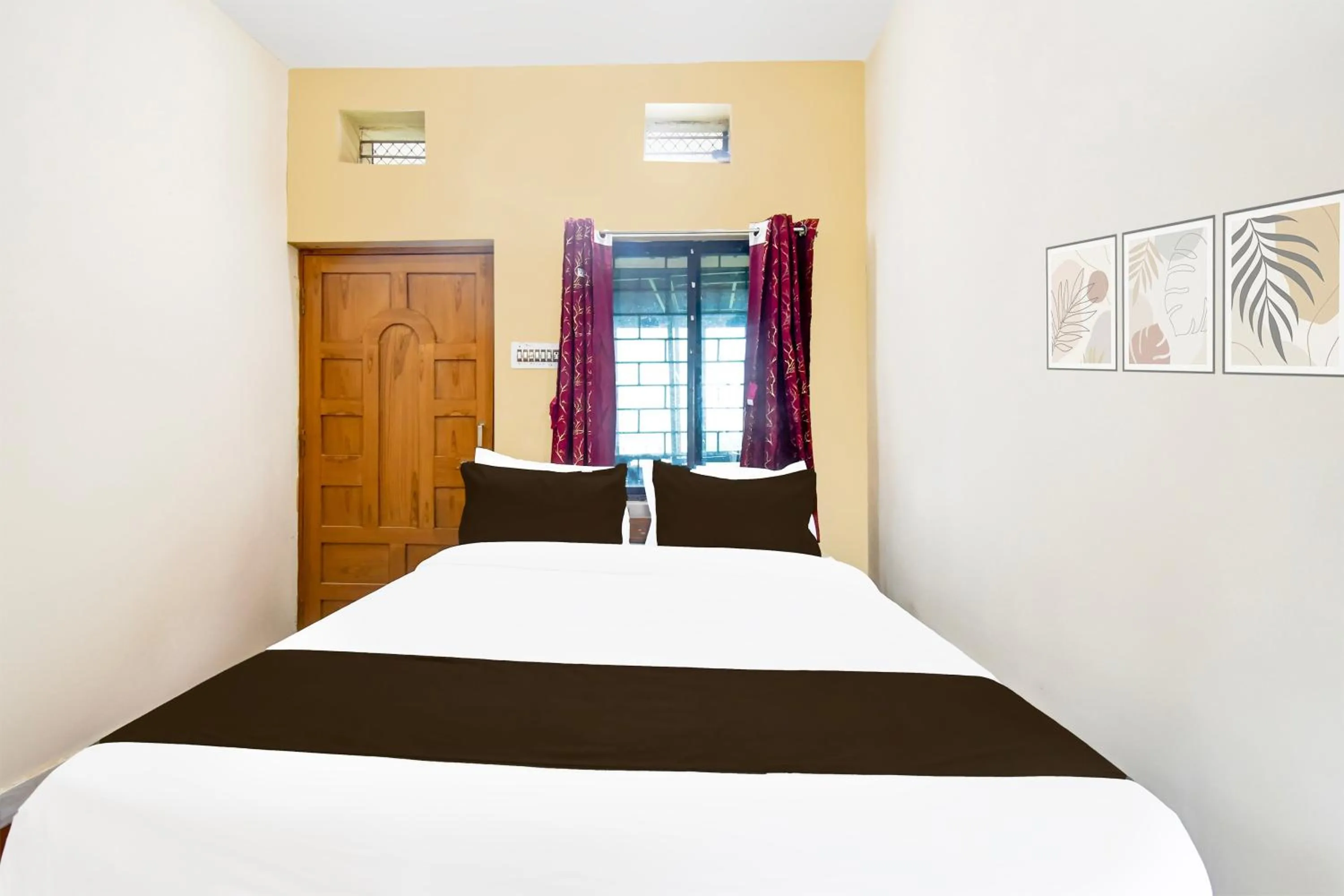 Bedroom, Bed in Hotel O Khushi Guest House