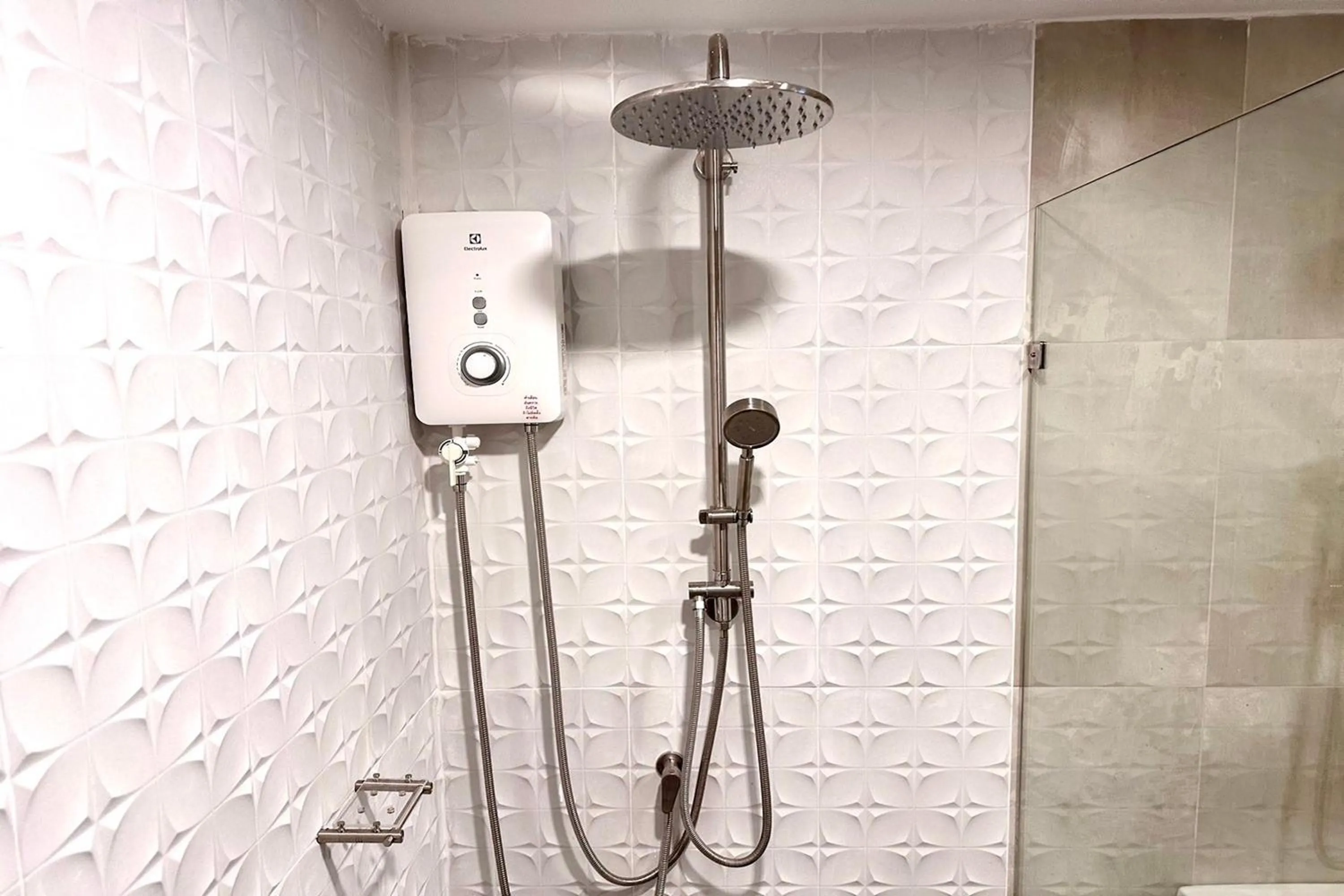 Shower in Nuan Nil Secret Courtyard