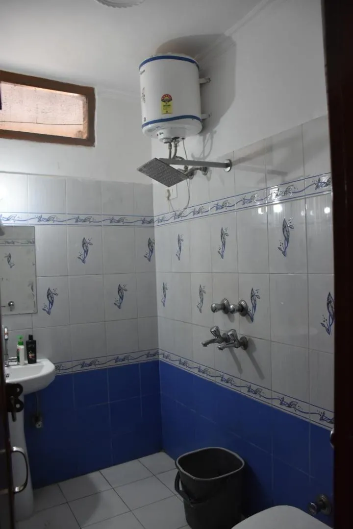 Shower in Hotel Sunrise
