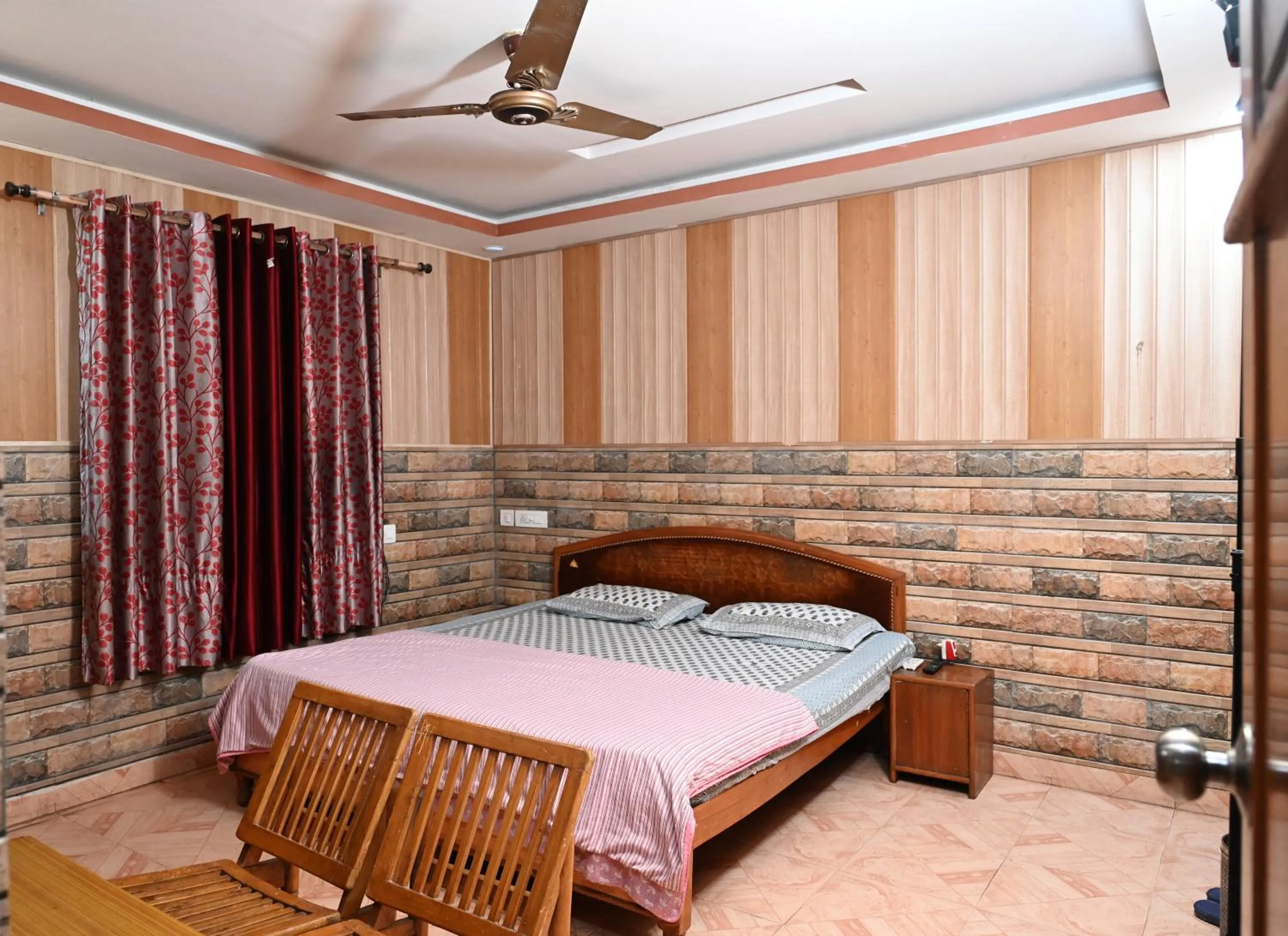Bedroom, Bed in Hotel Sunrise