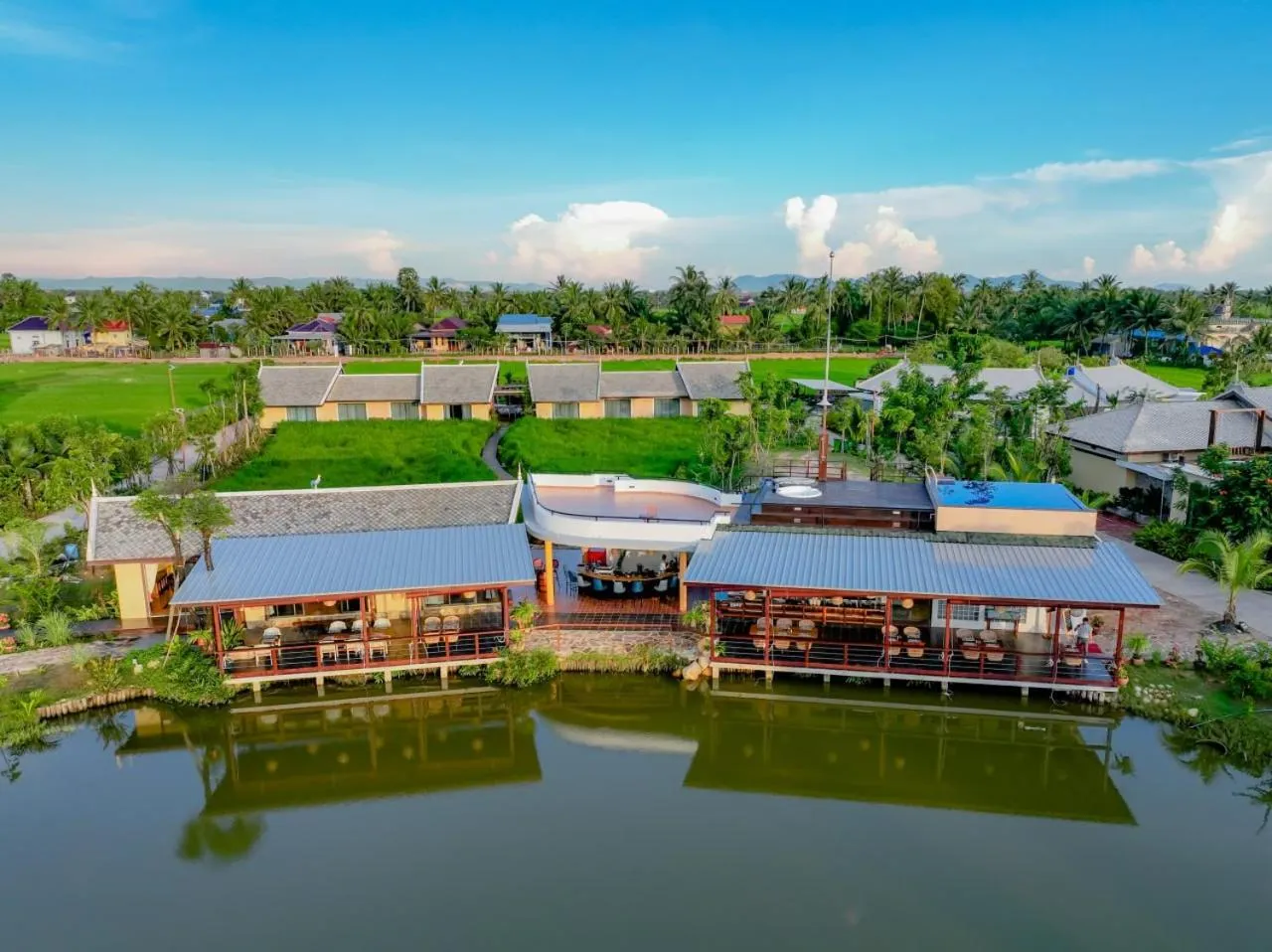 Swimming pool in Komsan Kampot Resort