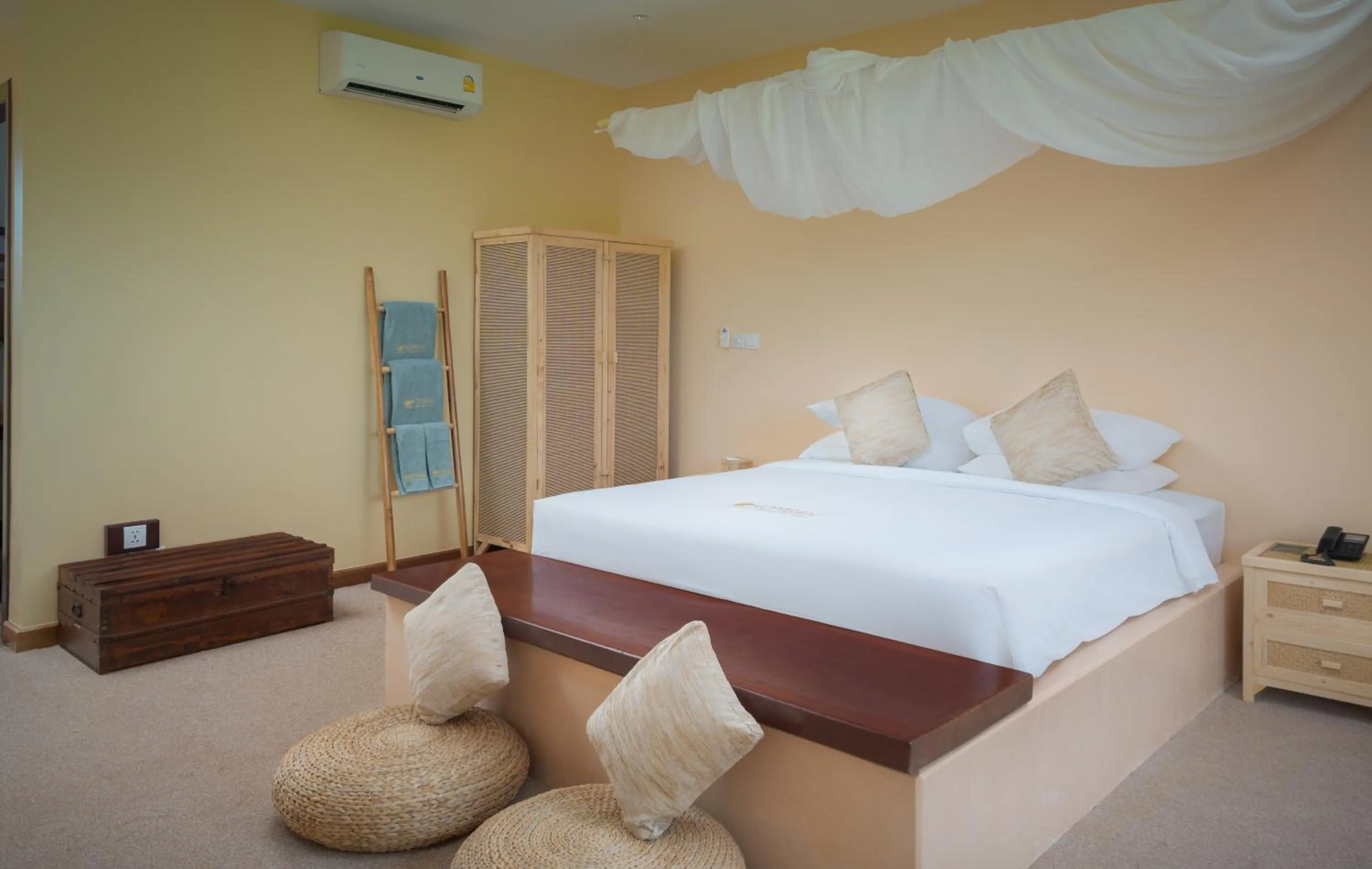 Bed in Komsan Kampot Resort