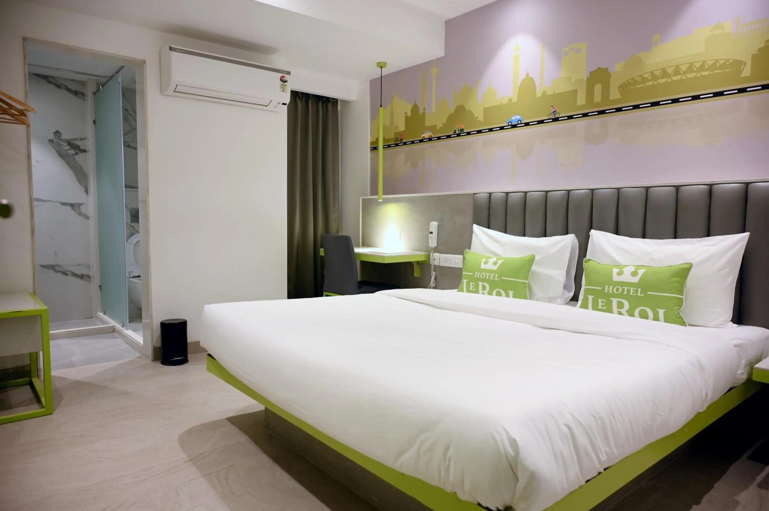 Bed in Hotel Le Roi Express Karol Bagh