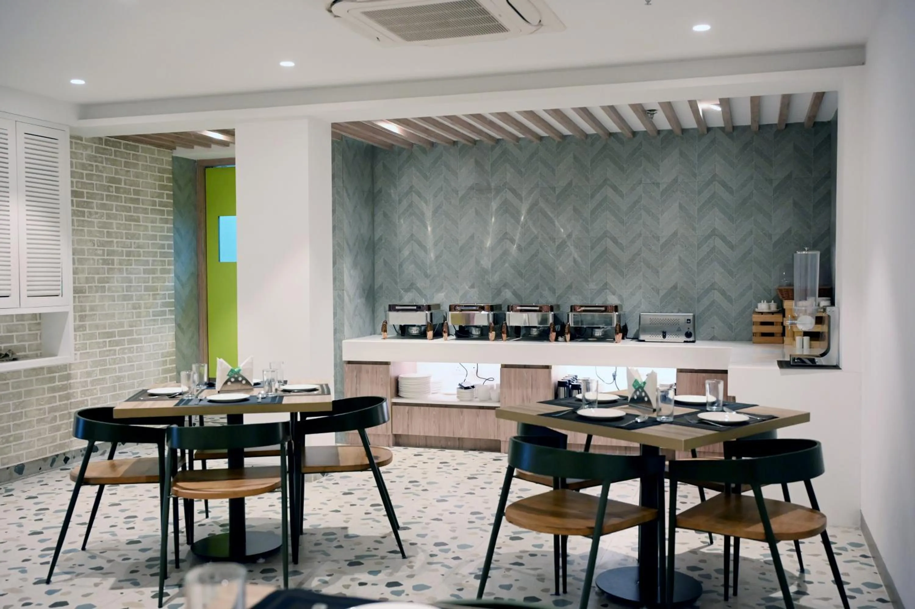 Restaurant/places to eat in Hotel Le Roi Express Karol Bagh