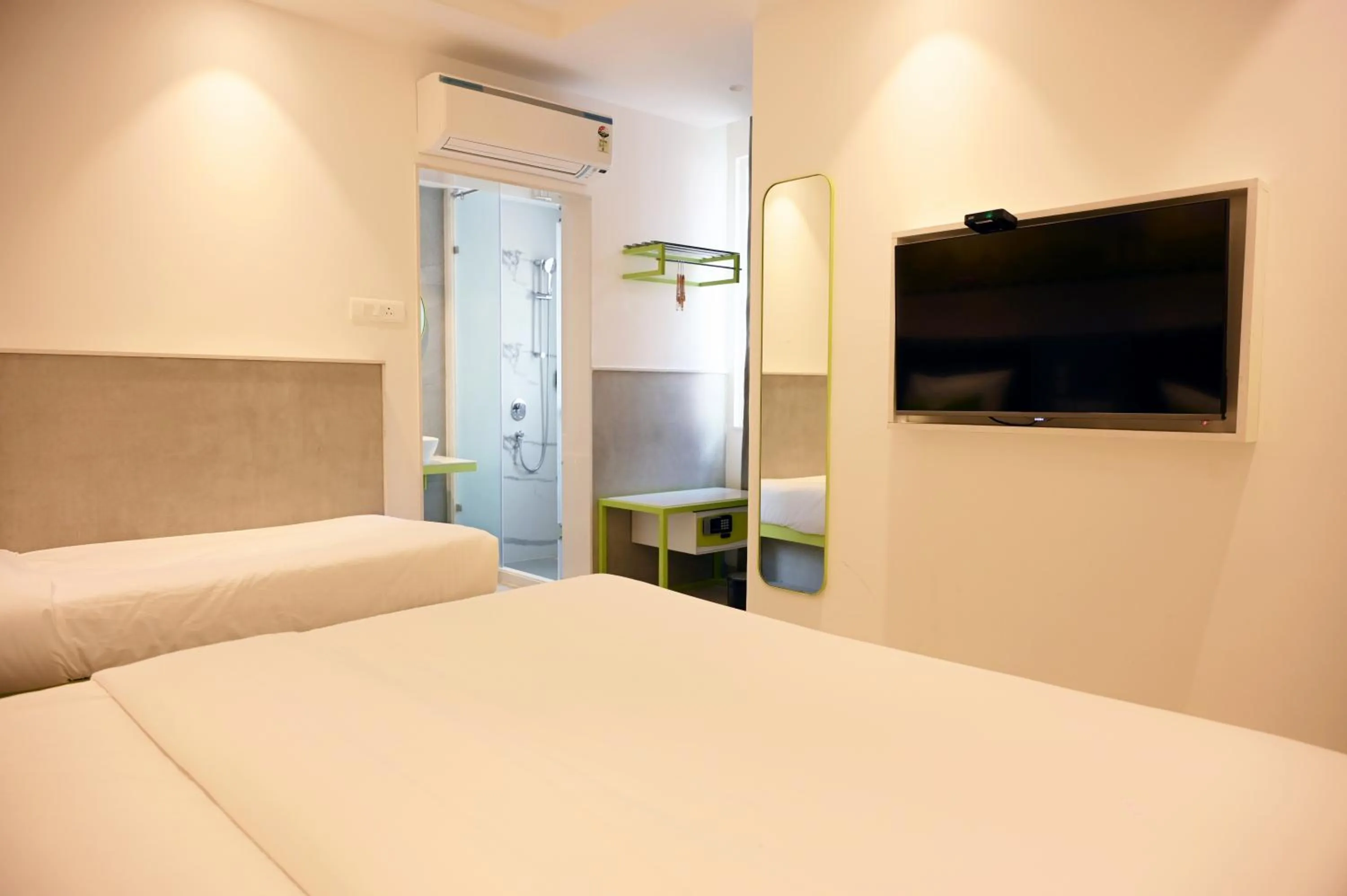 Bed in Hotel Le Roi Express Karol Bagh