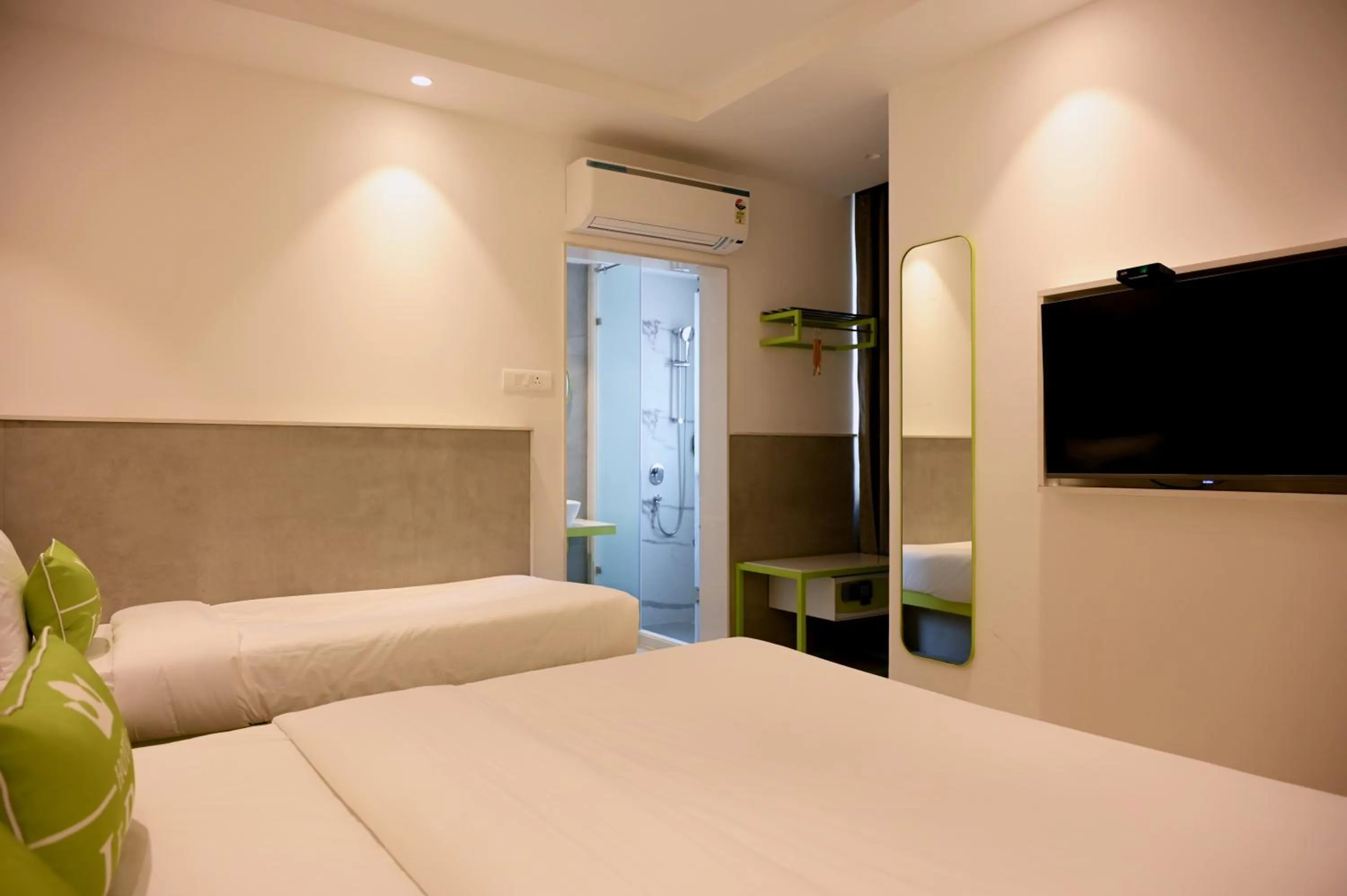 Bed in Hotel Le Roi Express Karol Bagh