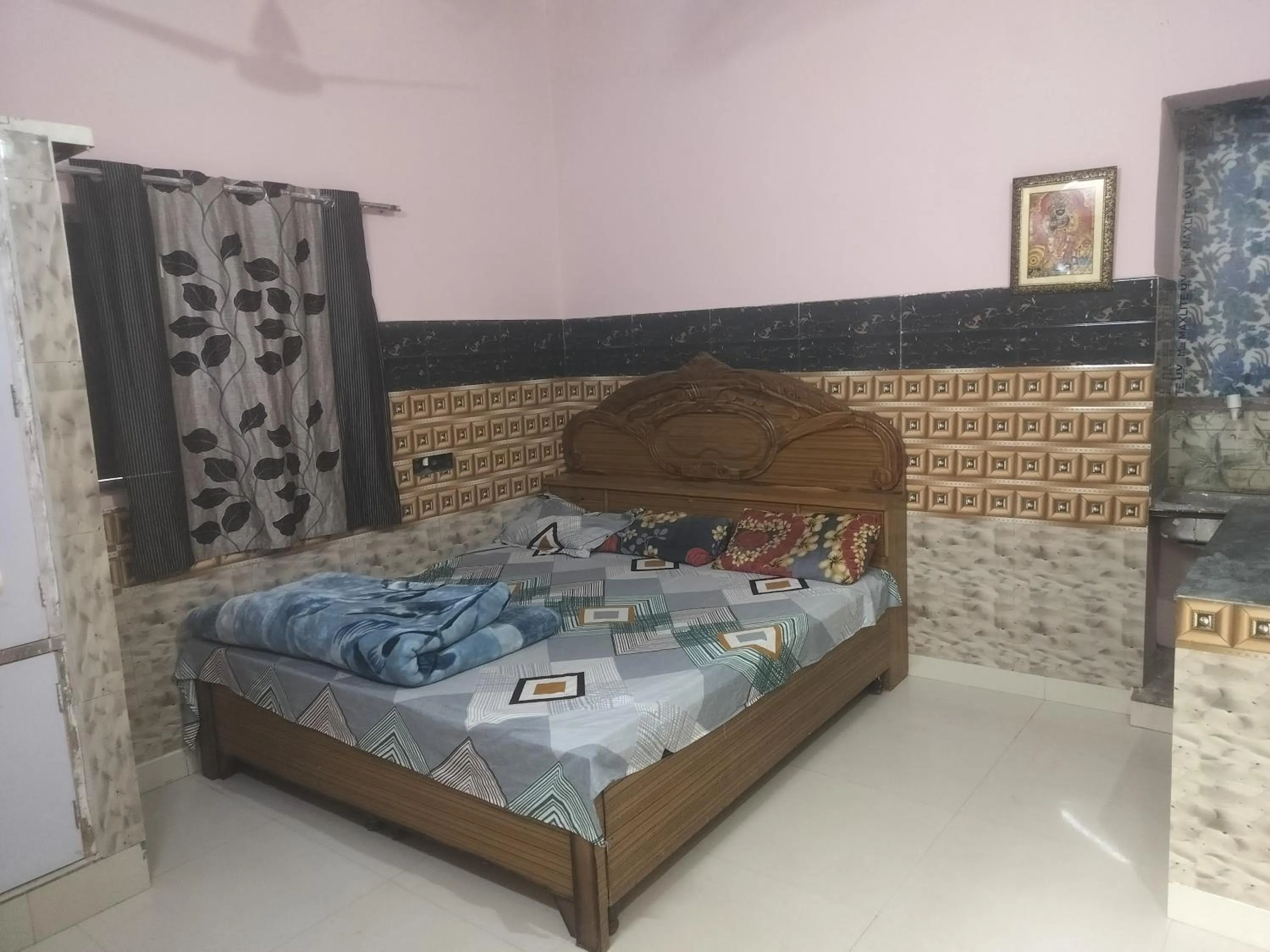 Photo of the whole room, Bed in Shri Krishna Kunj homestay