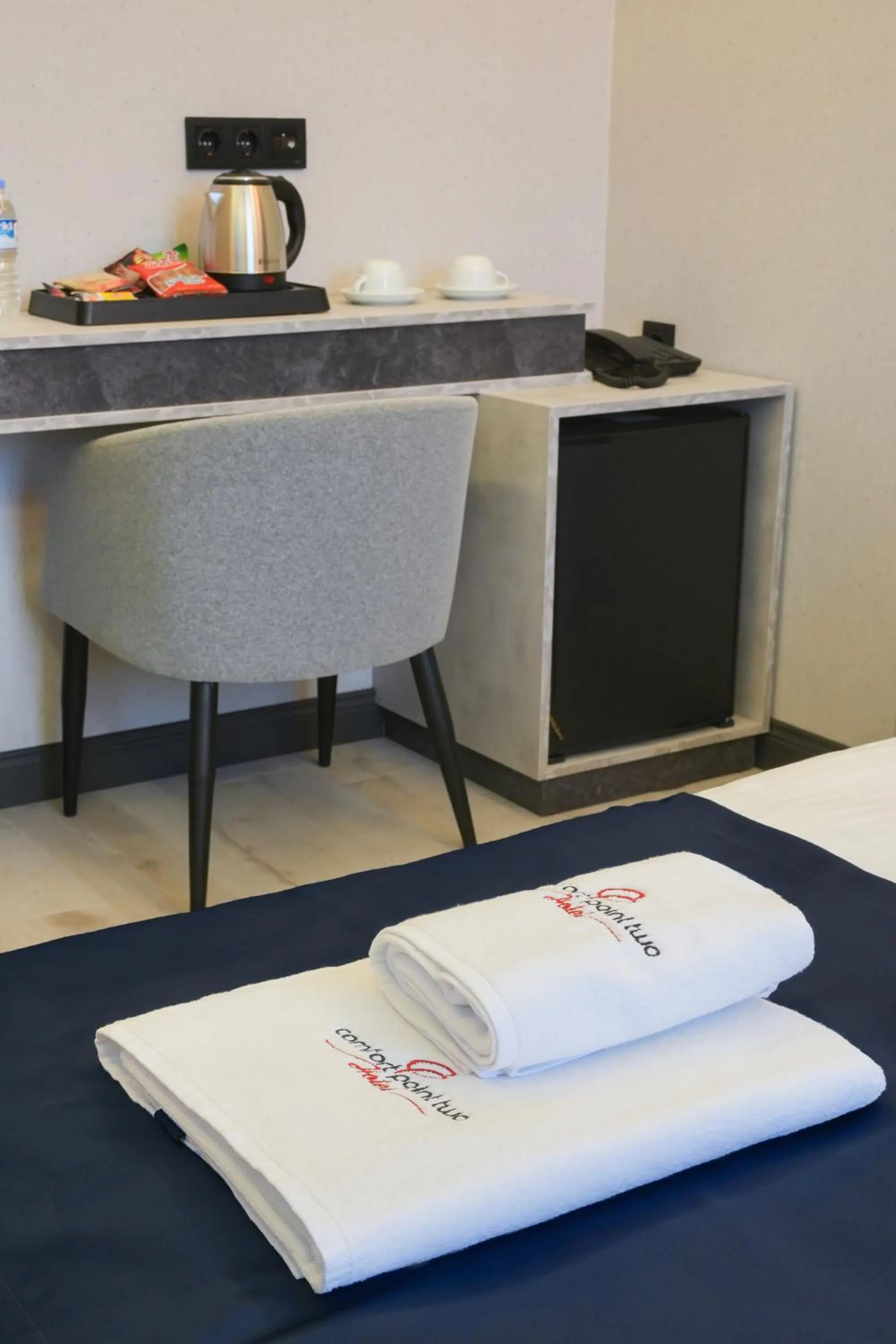 Coffee/tea facilities in Comfort Point Two Hotel