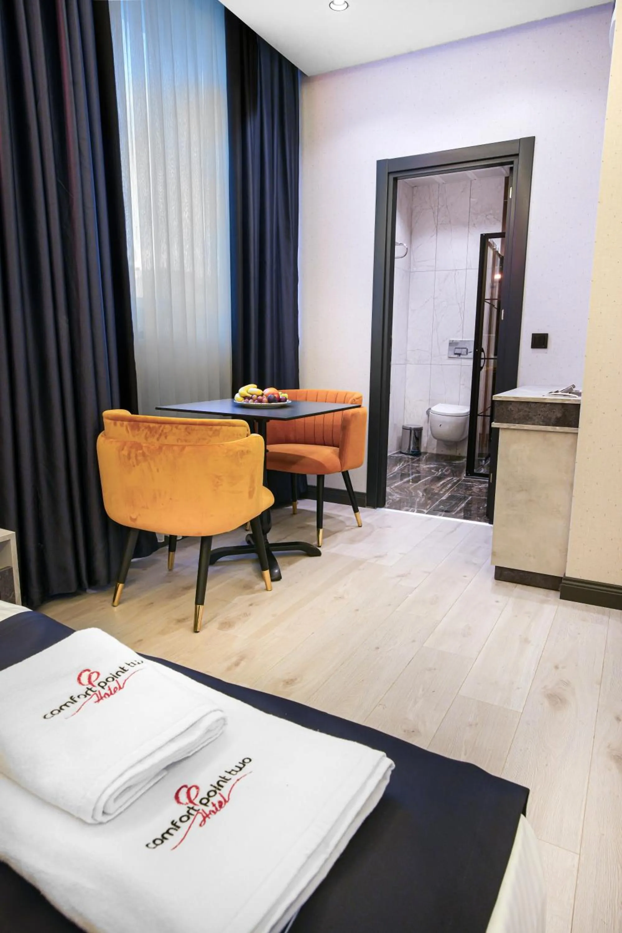 Seating area in Comfort Point Two Hotel