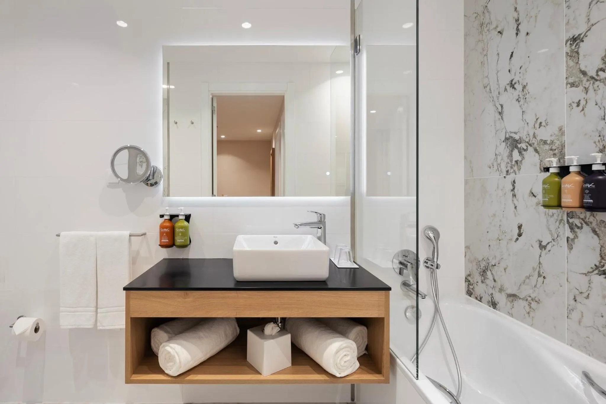 Bathroom, Bed in Holiday Inn Braga by IHG
