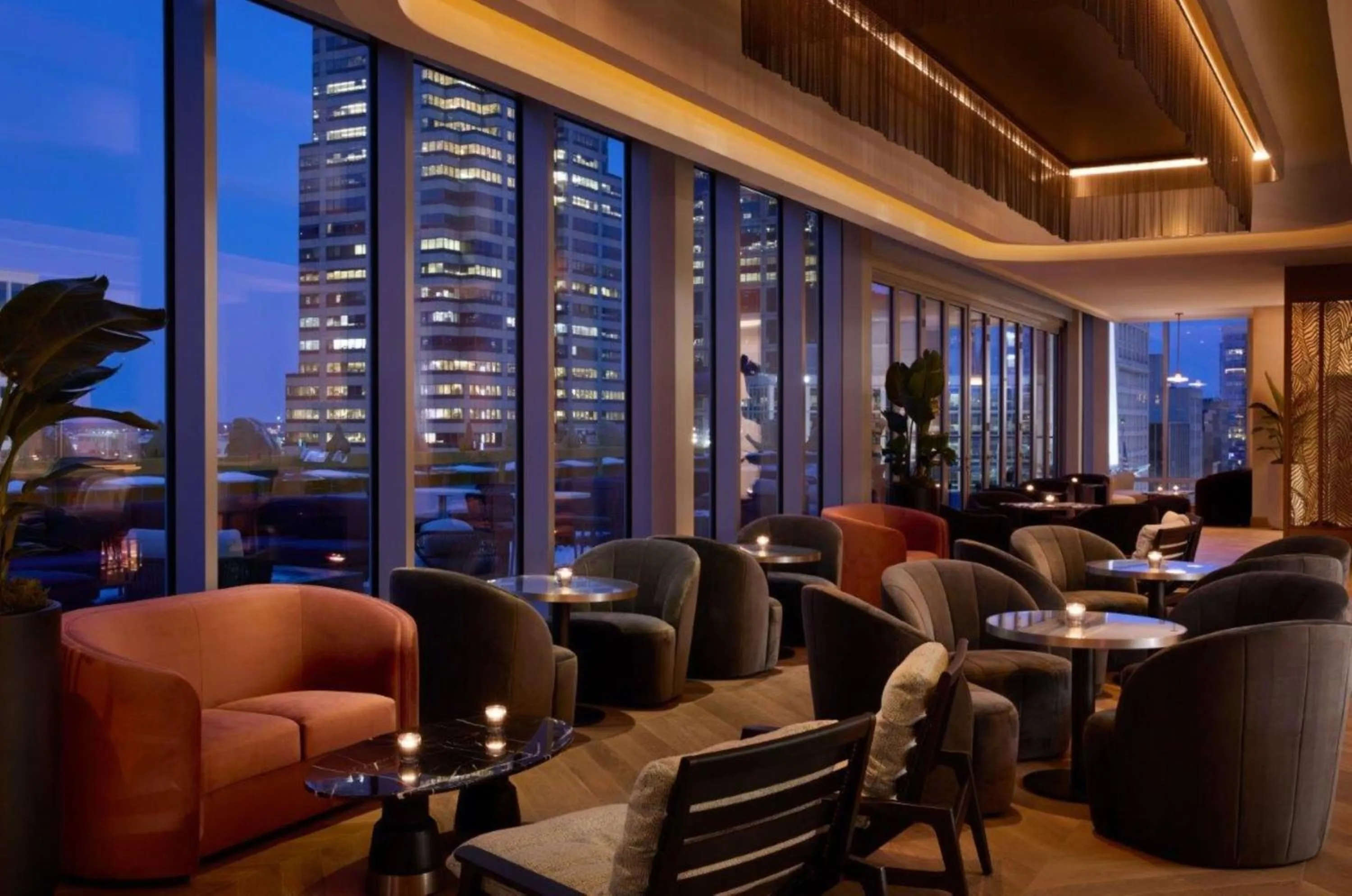 Lounge or bar in InterContinental Indianapolis by IHG