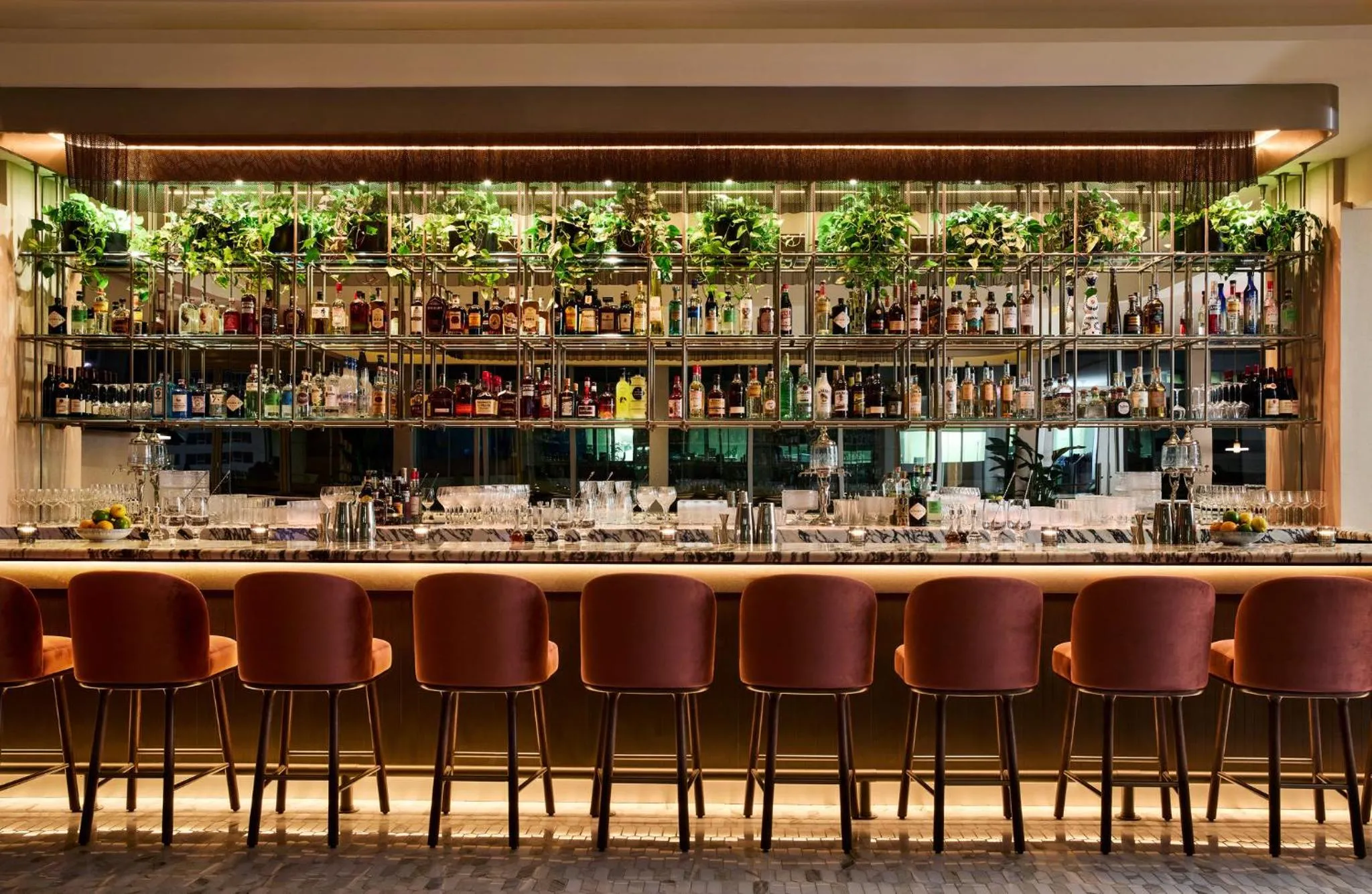 Lounge or bar in InterContinental Indianapolis by IHG