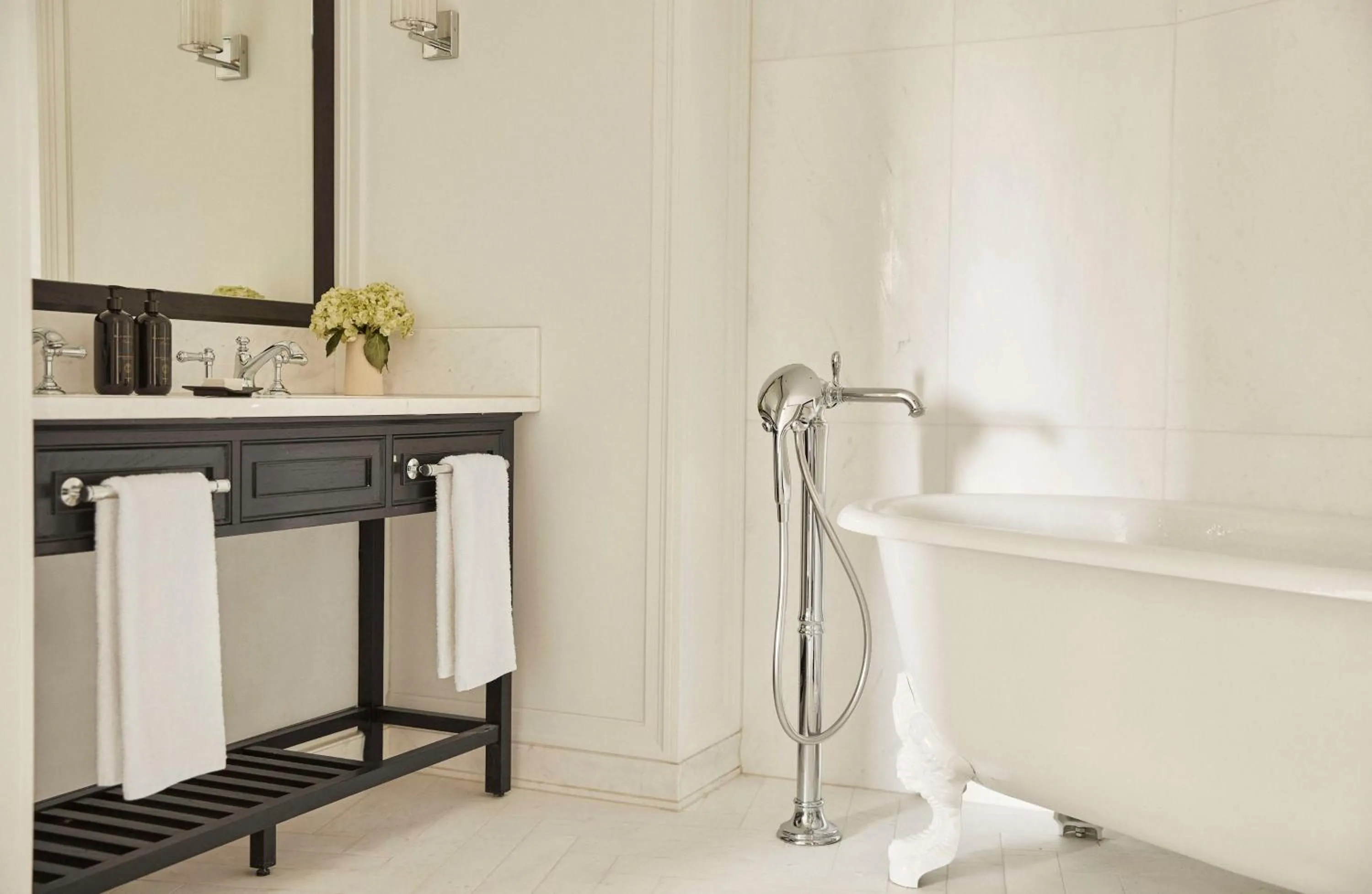 Bathroom in Park Hyatt London River Thames