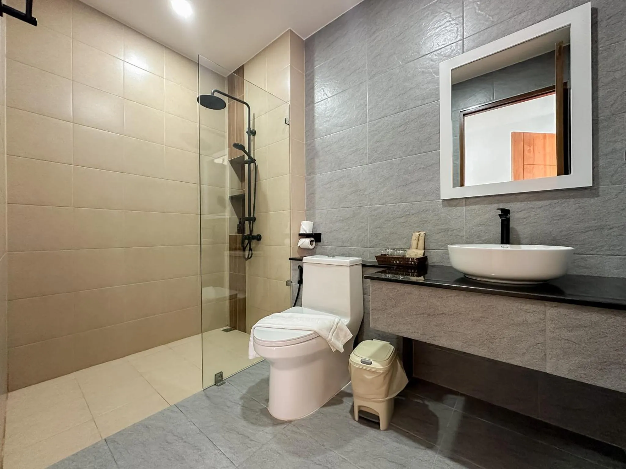 Shower in 2SIS'S Khanom Resotel