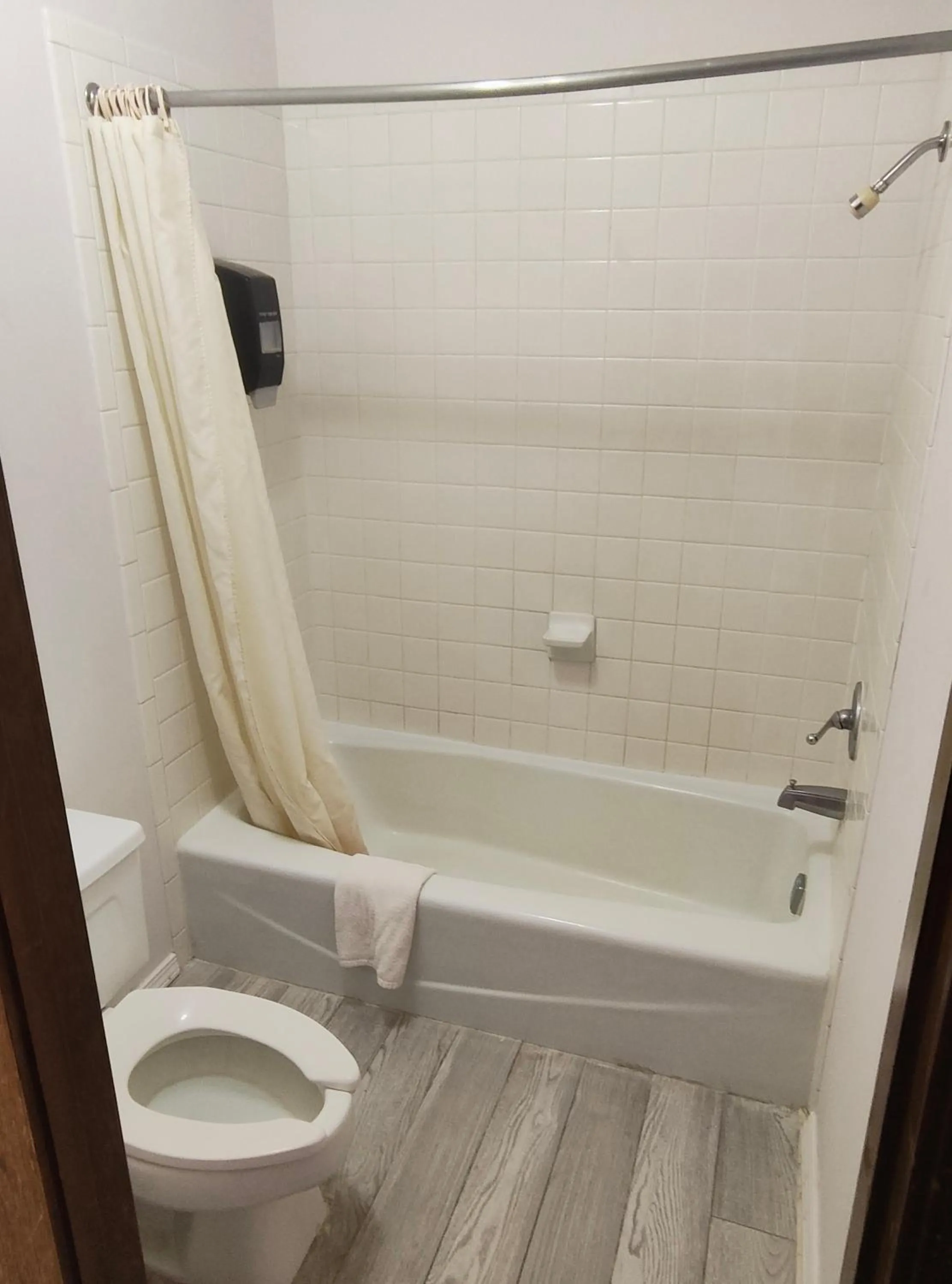 Shower in Heritage Inn