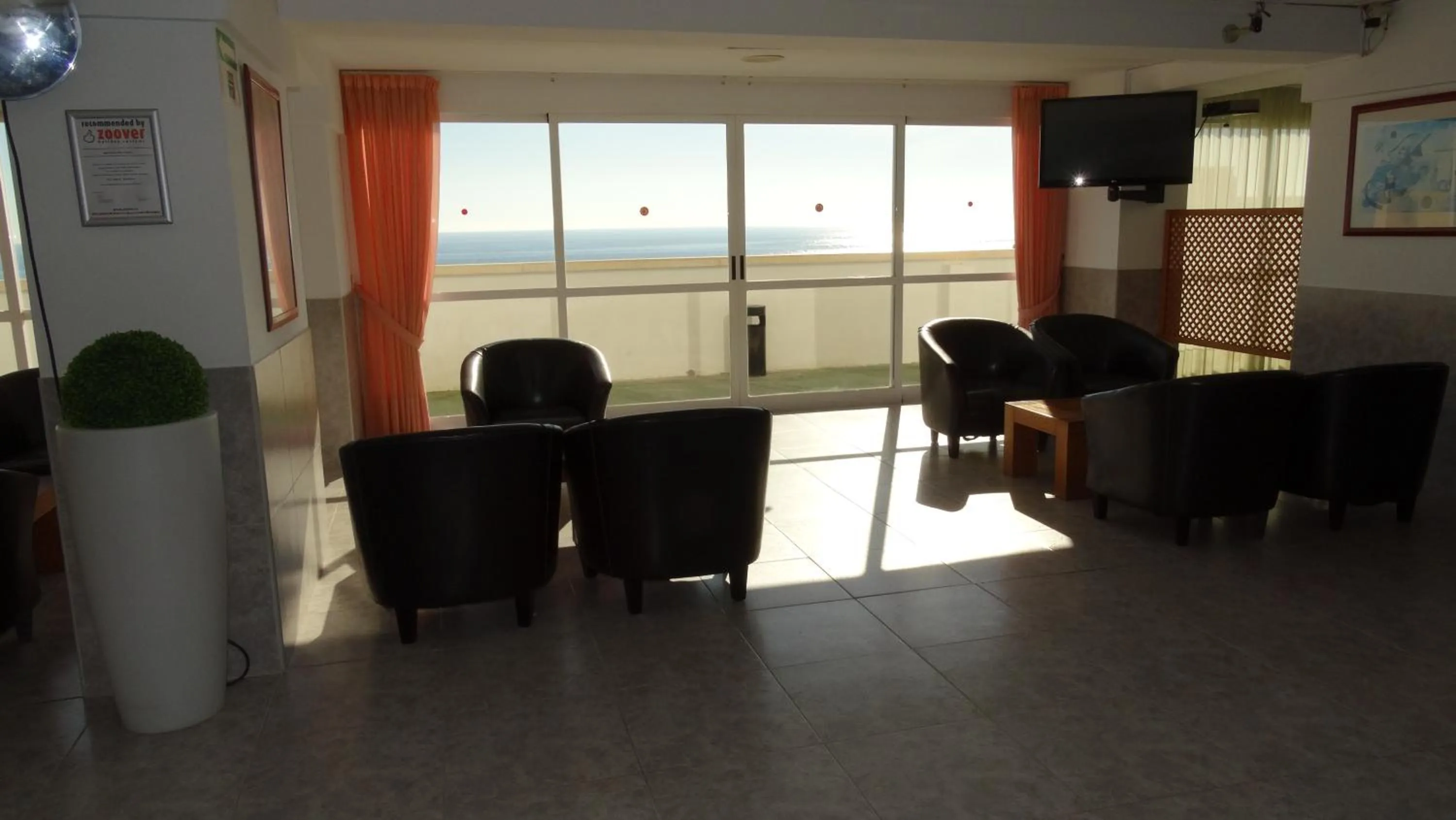 Communal lounge/ TV room in Apartamentos Beni-Beach