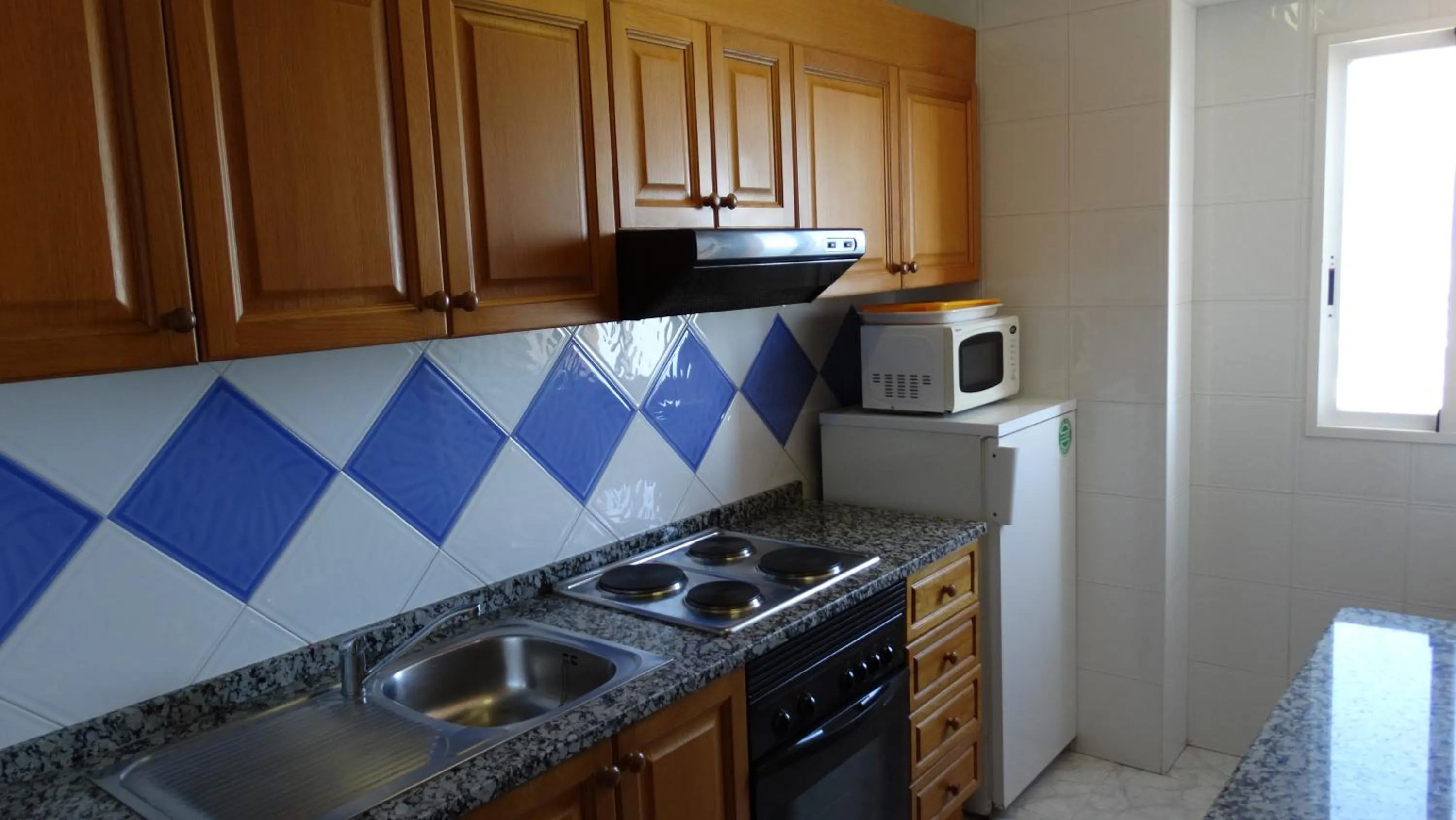 Kitchen or kitchenette in Apartamentos Beni-Beach