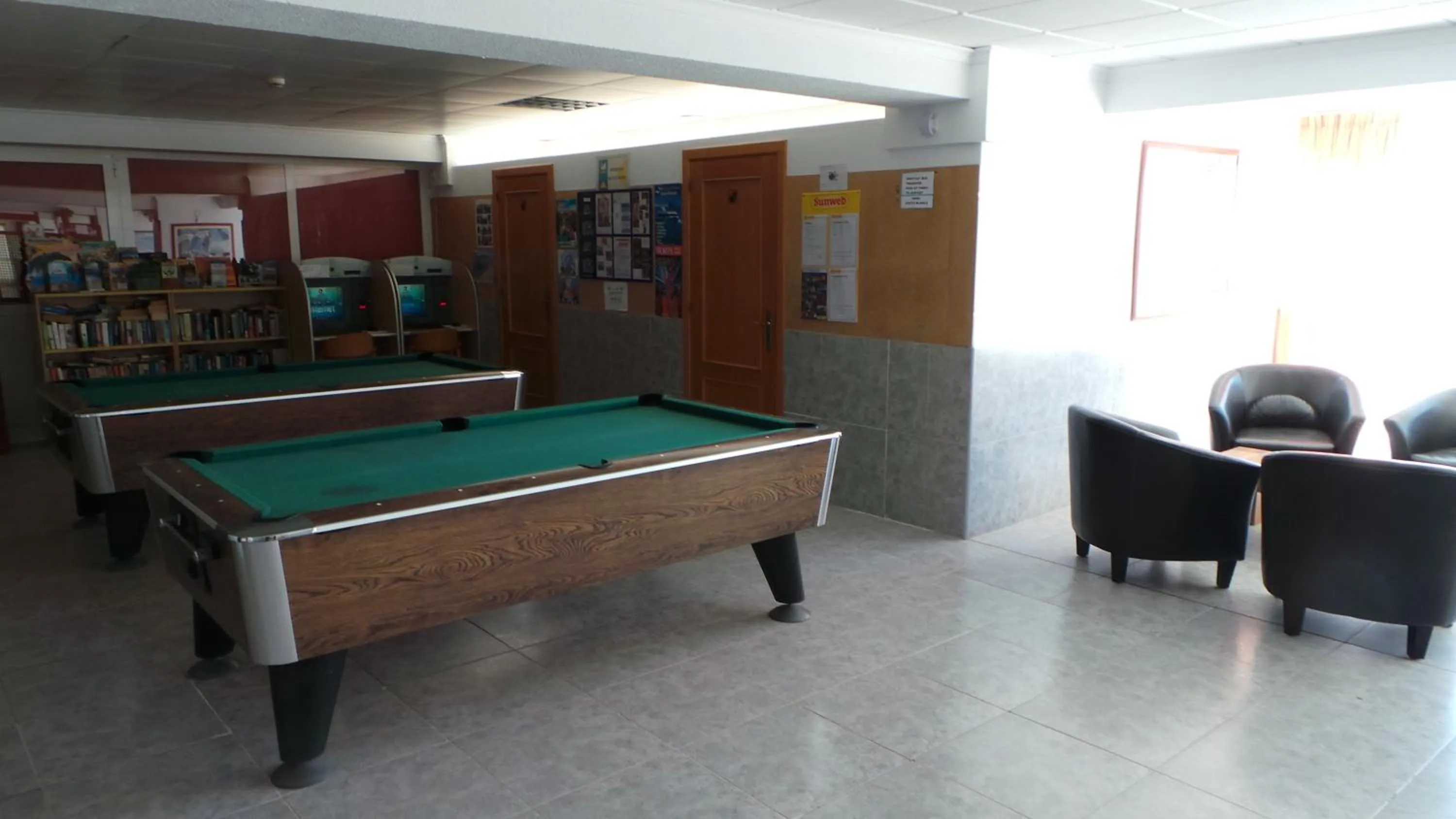 Communal lounge/ TV room in Apartamentos Beni-Beach